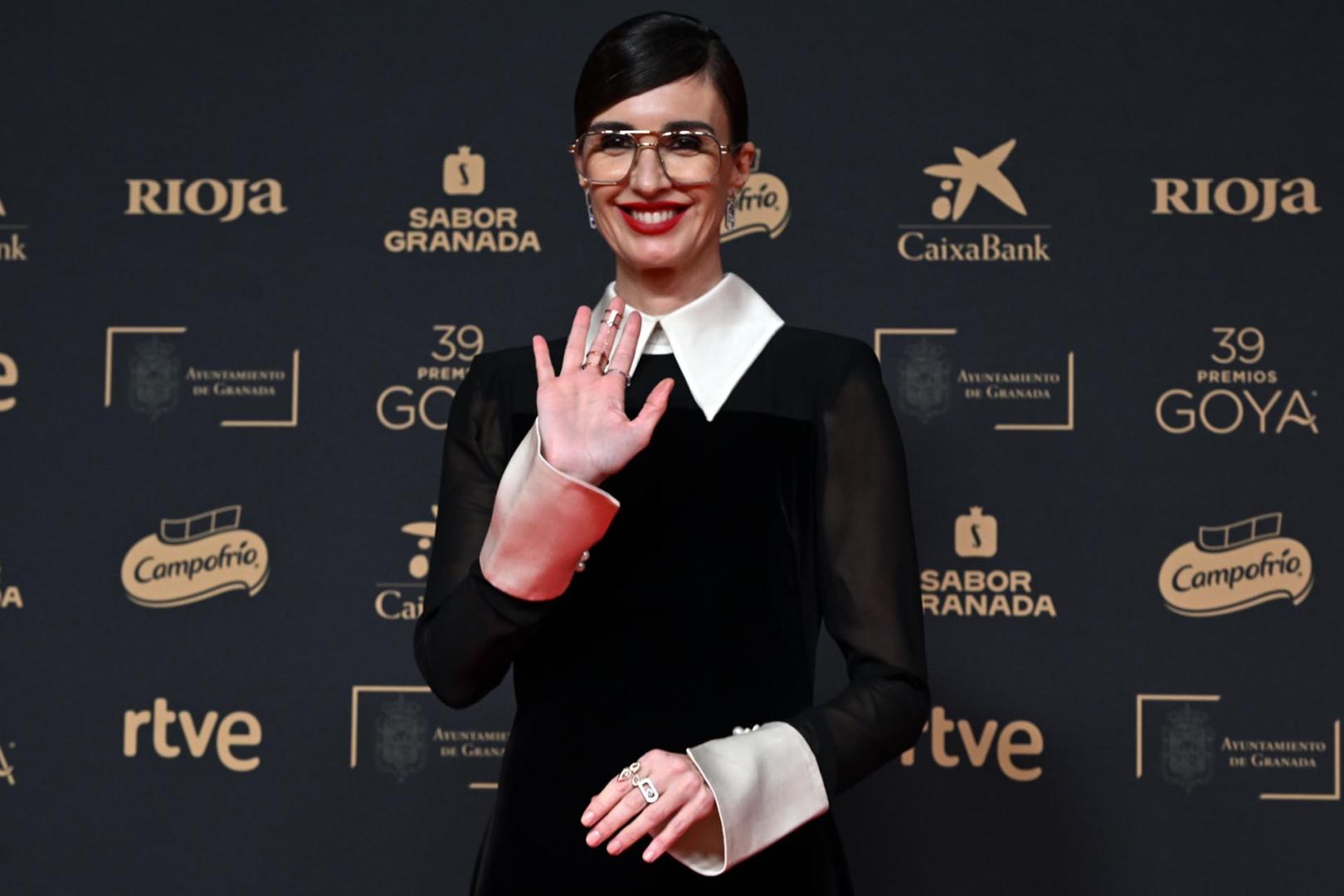 Paz Vega saluda en la alfombra roja. Está nominada al premio a mejor dirección novel.