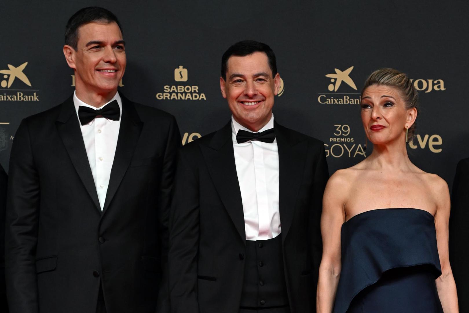 El presidente del Gobierno, Pedro Sánchez; el presidente de la Junta de Andalucía, Juanma Moreno; y la ministra Yolanda Díaz.