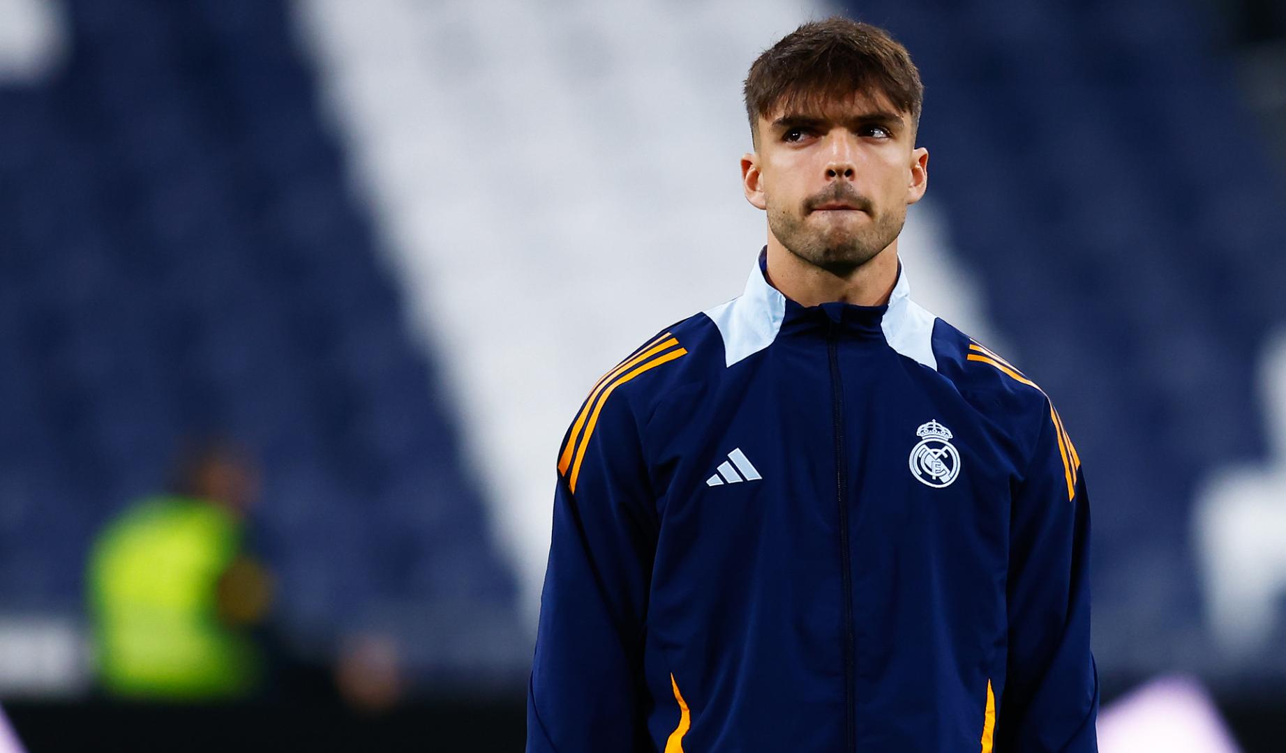Raul Asencio, pensativo antes del inicio de un encuentro de LaLiga /