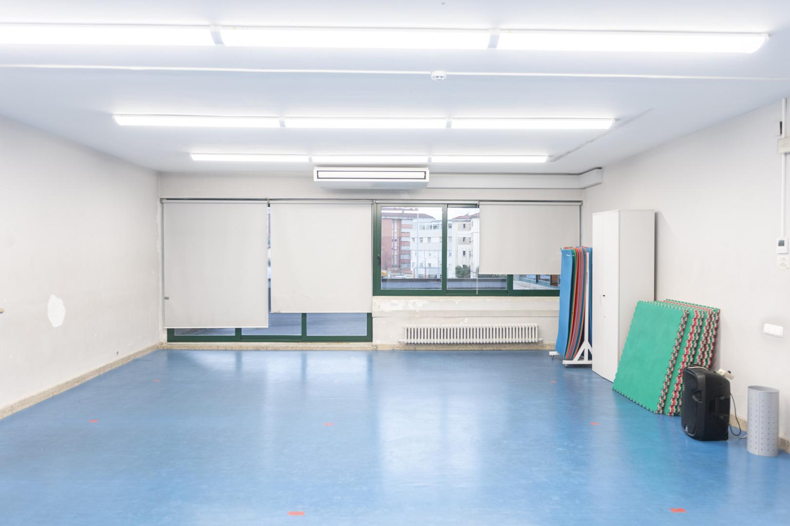 Interior de una de las salas de la Casa de la Juventud