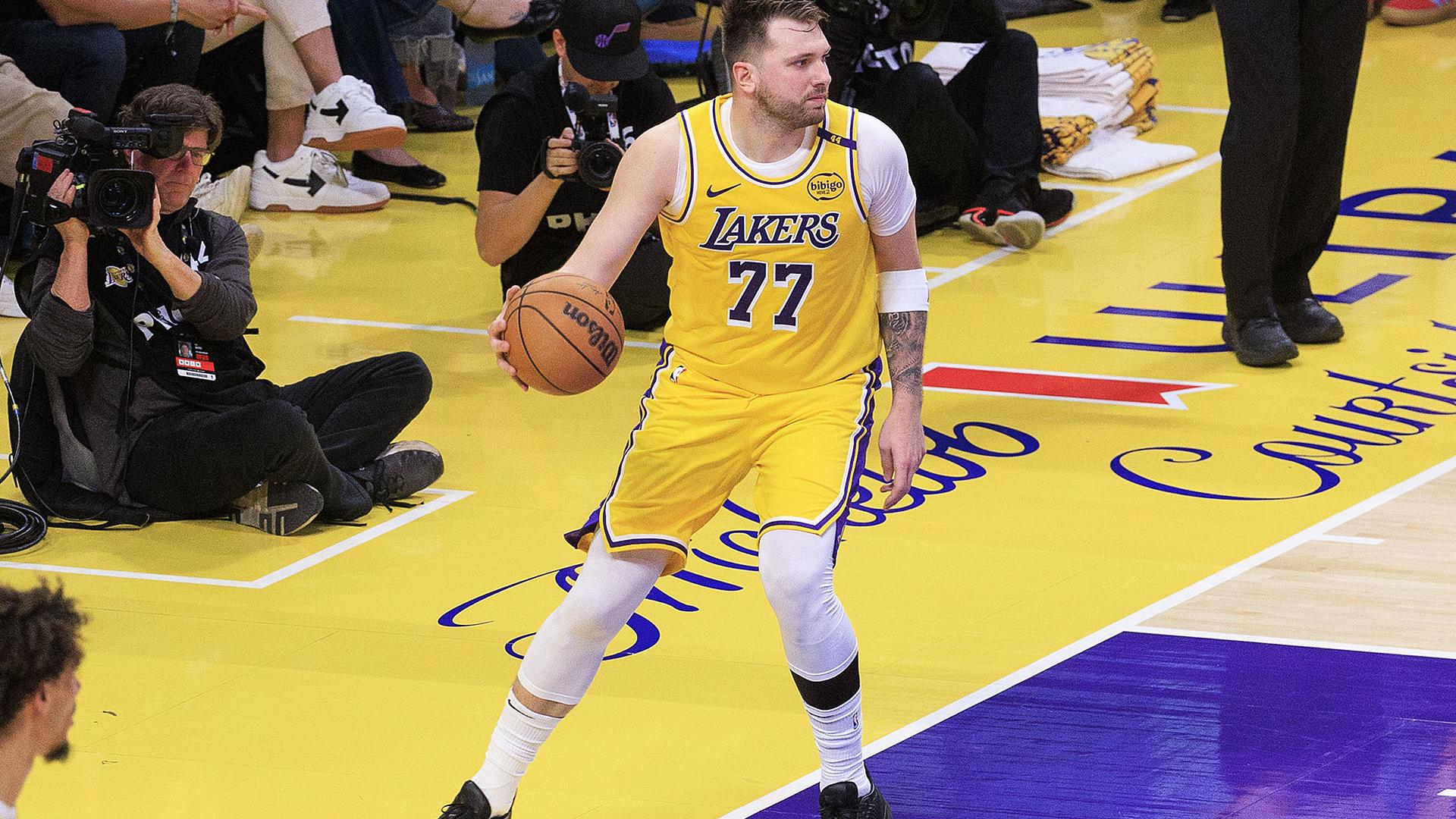 Luka Donic conduce el balón durante su primer partido con la camiseta de Los Ángeles Lakers /