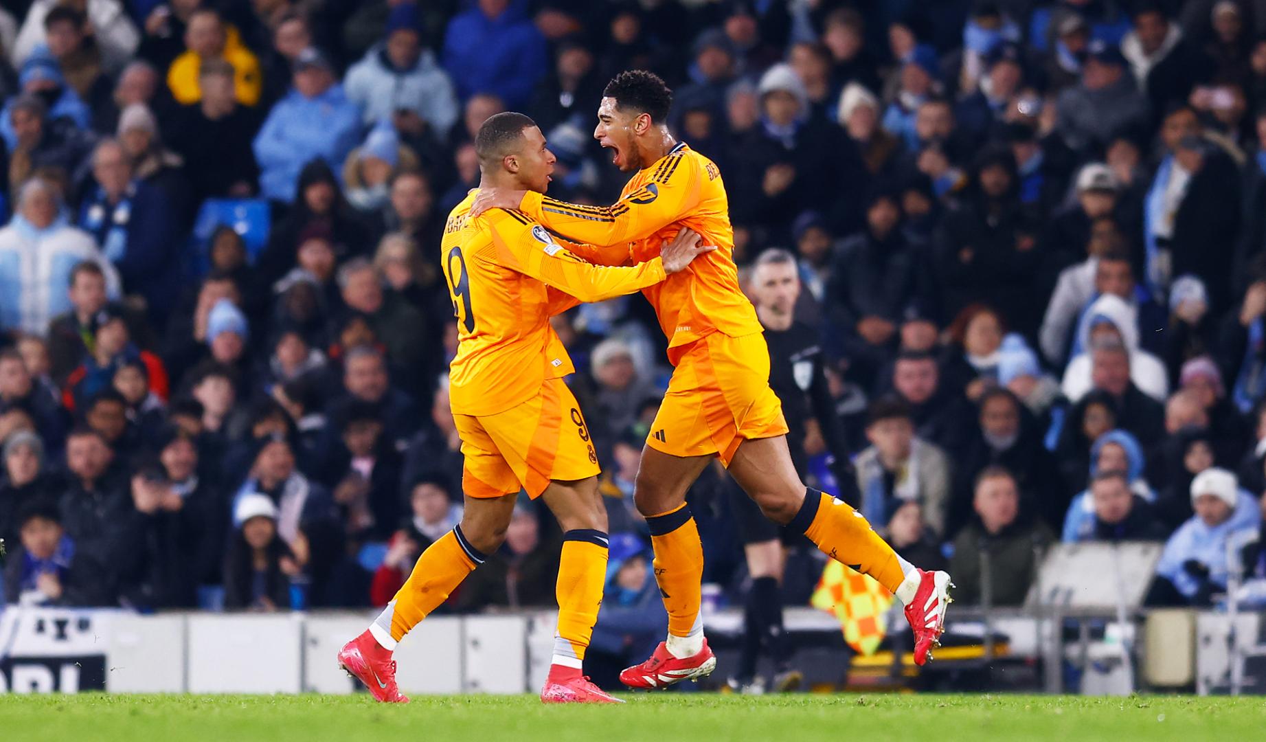 Mbappe y Bellingham, goleadores, celebran uno de los tantos del Real Madrid en el Etihad Stadium /