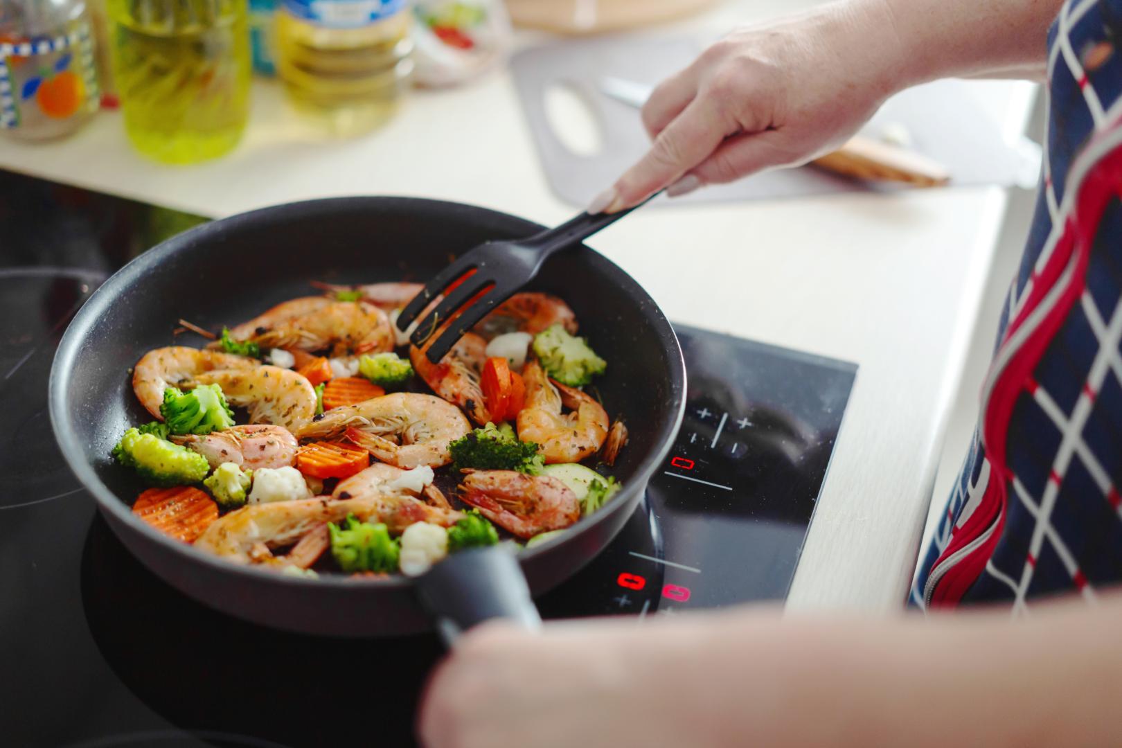 Cocinando en una sartén