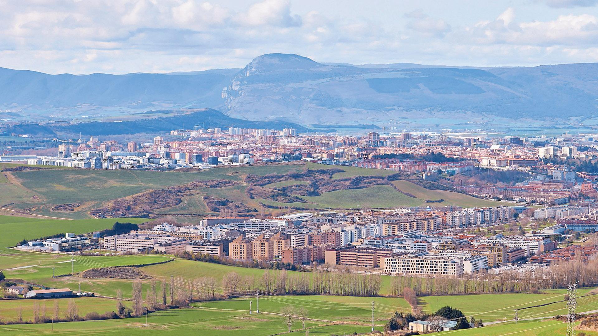 Vista de Sarriguren y de la comarca desde Ardanaz de Egüés. En primer término a la izquierda, terrenos donde se plantea la ampliación de Sarriguren