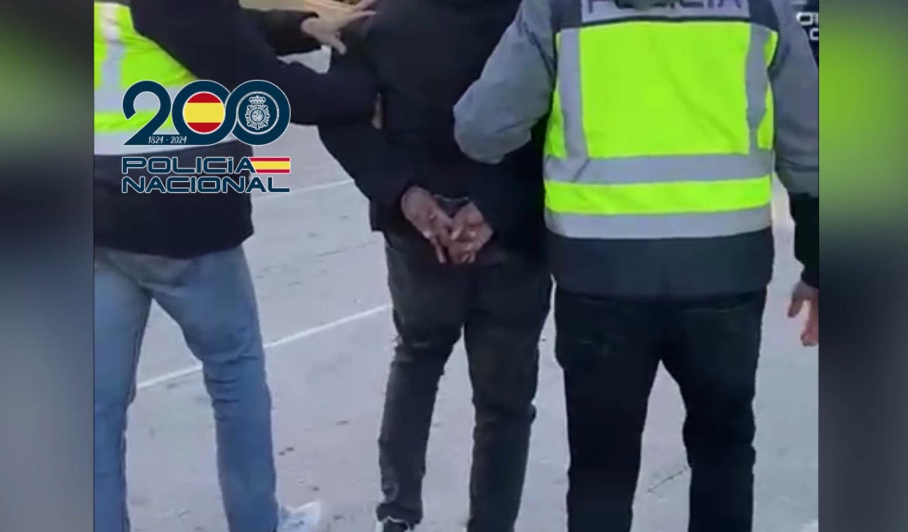 Agentes de Policía Nacional custodian al detenido