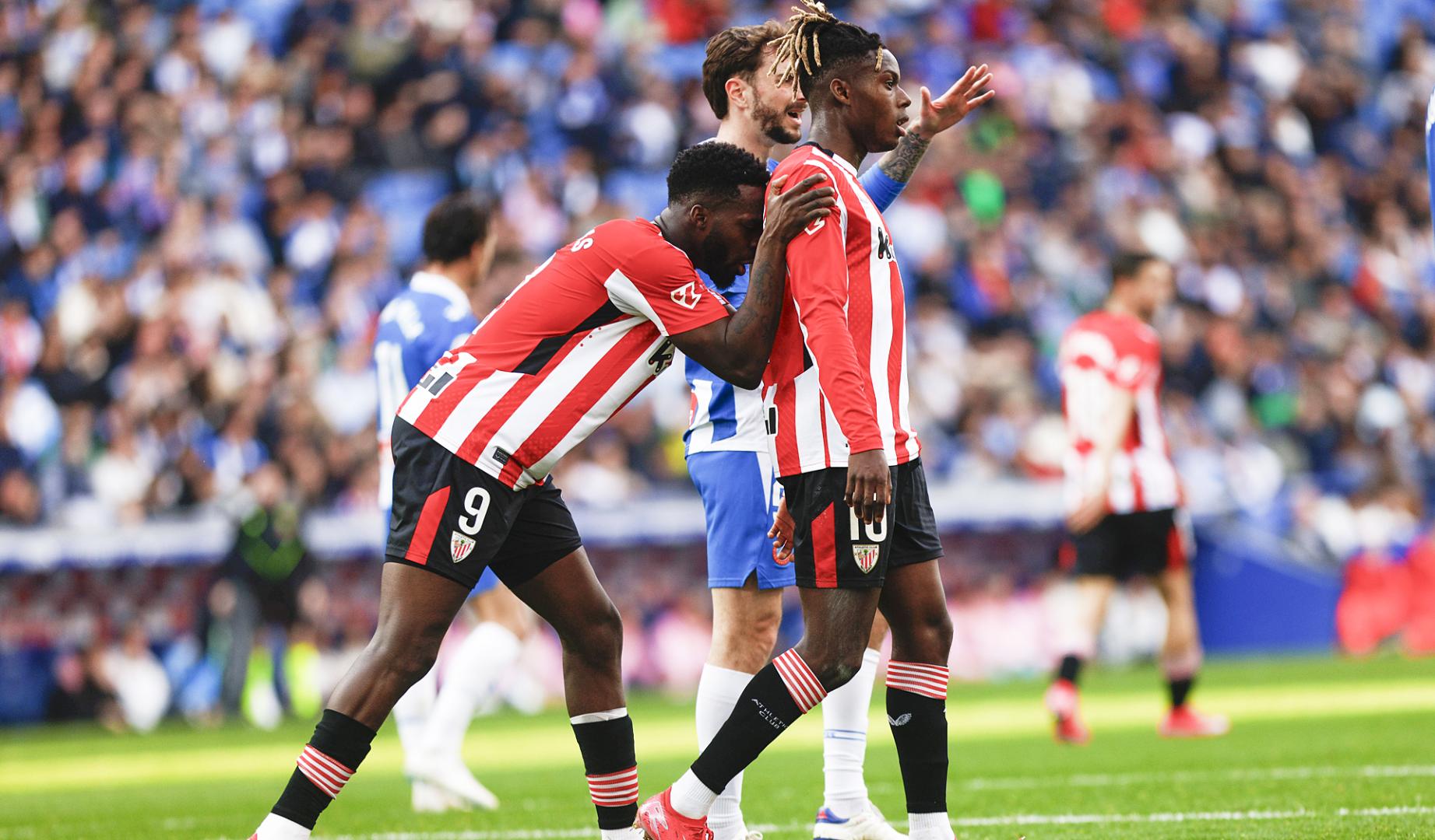 Iñaki Williams coge por las espalda a su hermano Nico durante el choque en el RCDE Stadium /