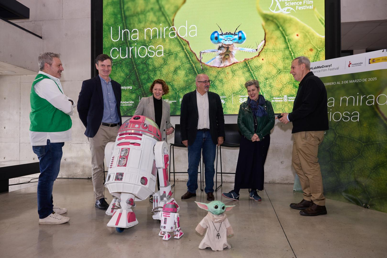 Javier Sallés, gerente de la Asociación Española Contra el Cáncer de Navarra, Bienvenido León, Ruth Vera, Ignacio López Goñi, Ana Patiño y Andoni Serrano, junto a los robots con los que presentaron el festival.