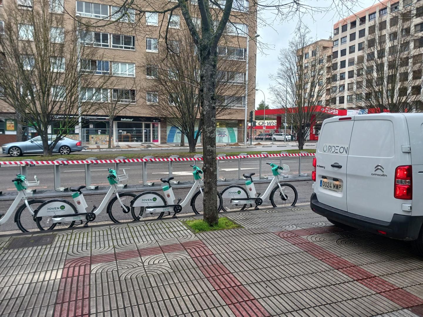 Una furgoneta de la empresa concesionaria Ride On retiraba las bicicletas