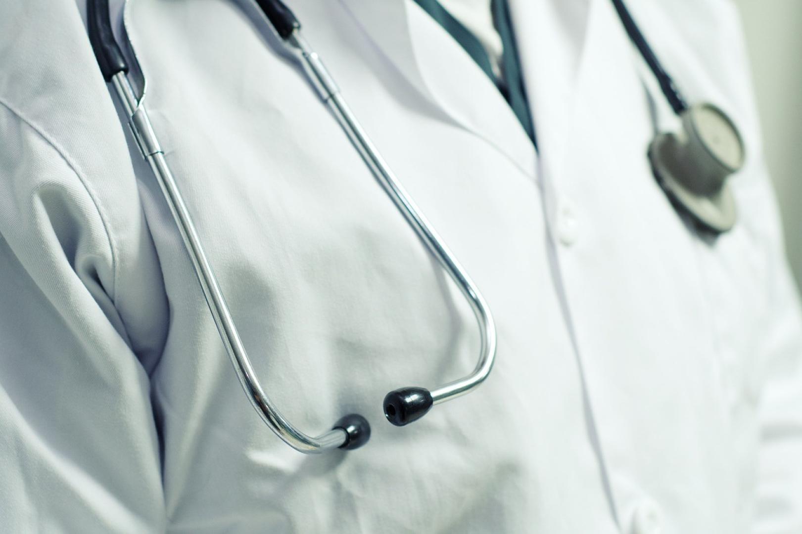 Un médico con un estetoscopio