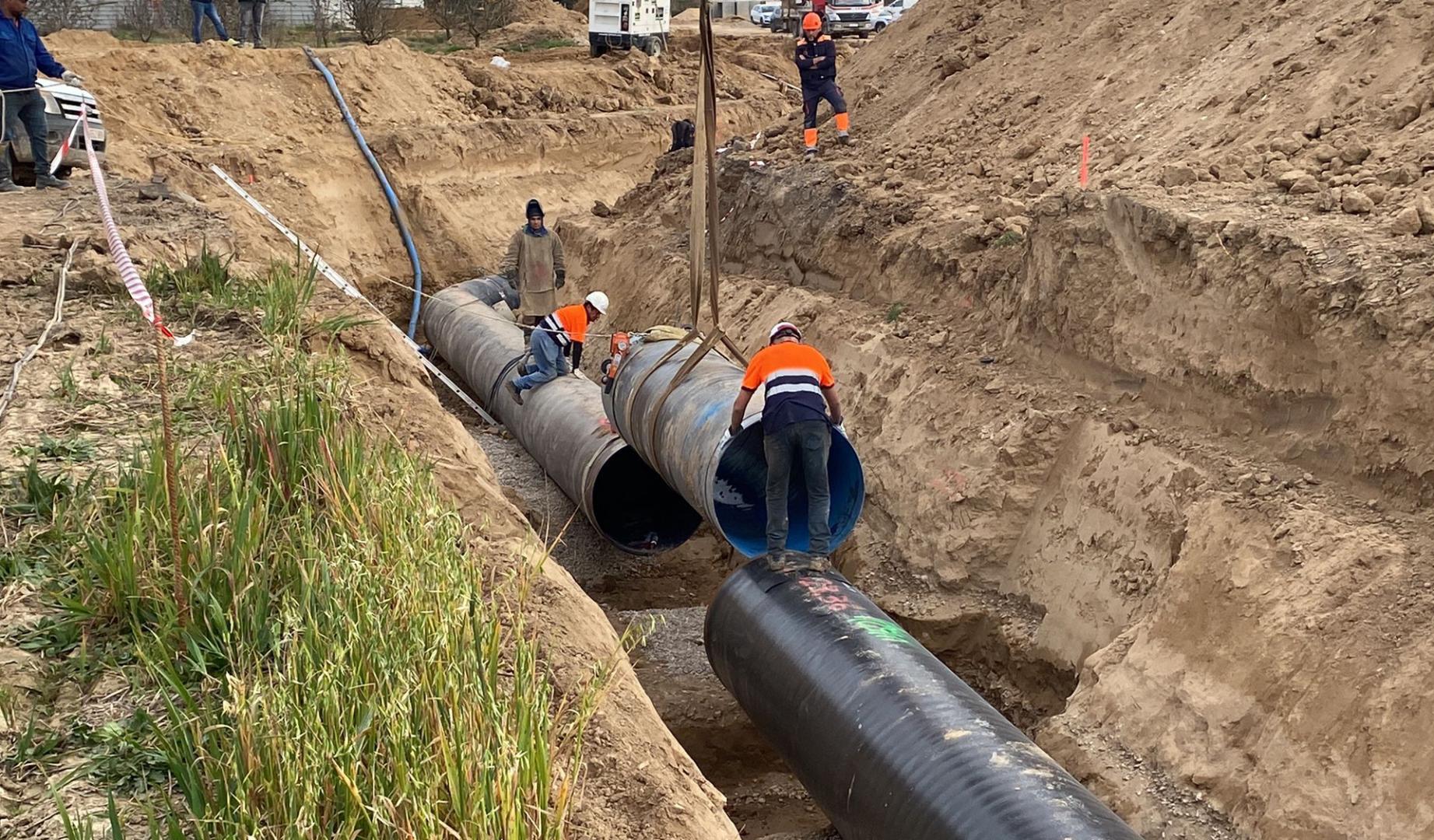 Instalación de la tubería del Canal de Navarra