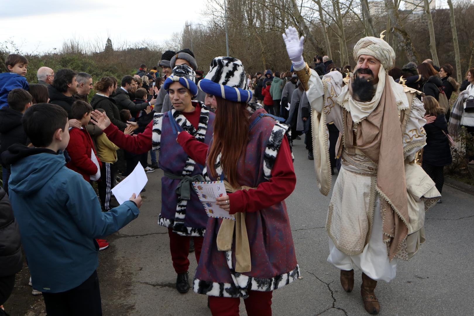 Desfile de la Cabalgata de los Reyes Magos, con el Heraldo a la cabeza