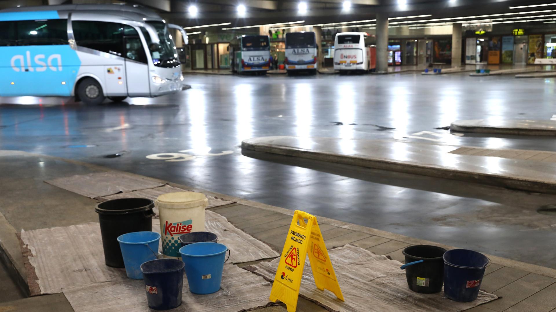 Los cubos para recoger las goteras que provocan las filtraciones se han convertido en un elemento más de la estación de autobuses de Pamplona