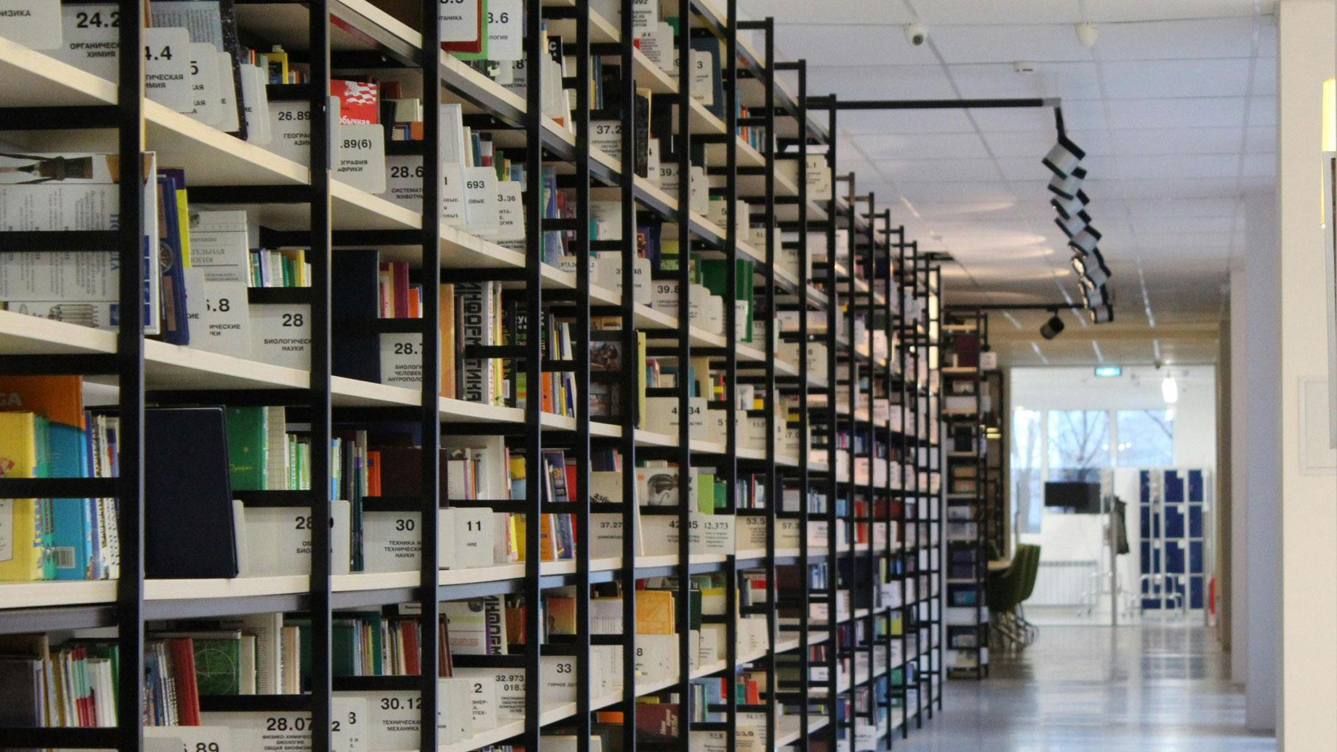 Estanterías con libros en una biblioteca de Navarra