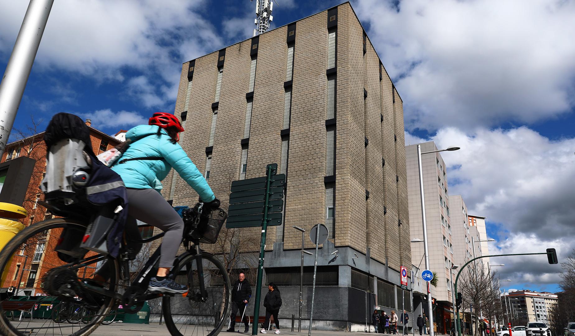 Vista del inmueble, situado en pleno corazón del barrio, en la avenida de Bayona, cruce con la calle Martín Azpilcueta /