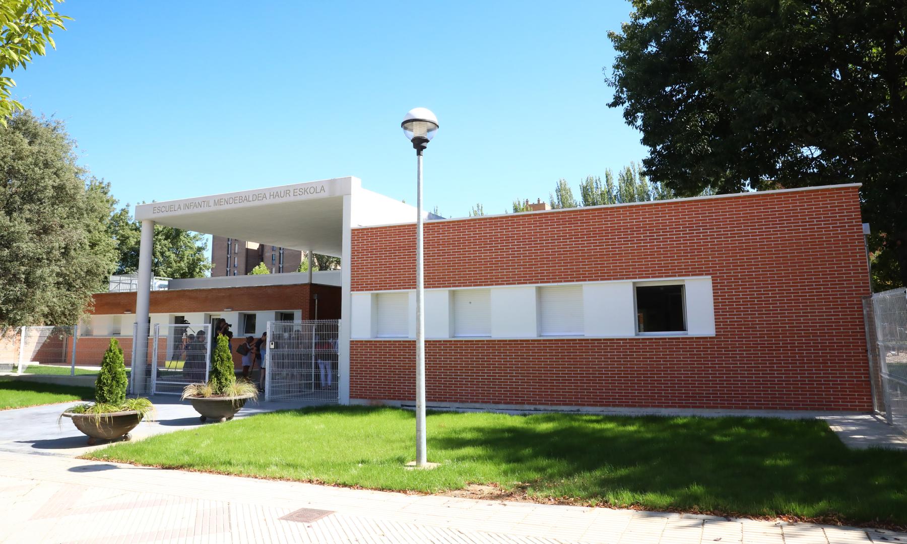 Exterior de la escuela infantil de Mendebaldea, remodelada en 2022