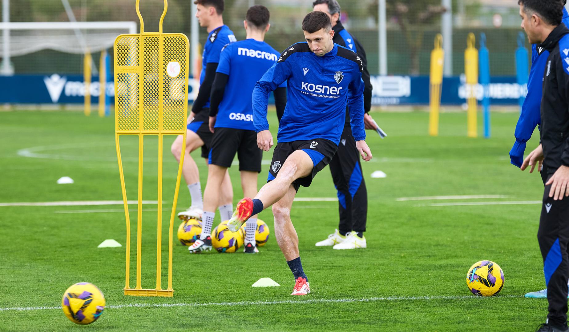 Abel Bretones golpea el balón durante el entrenamiento de este miércoles en Tajonar /