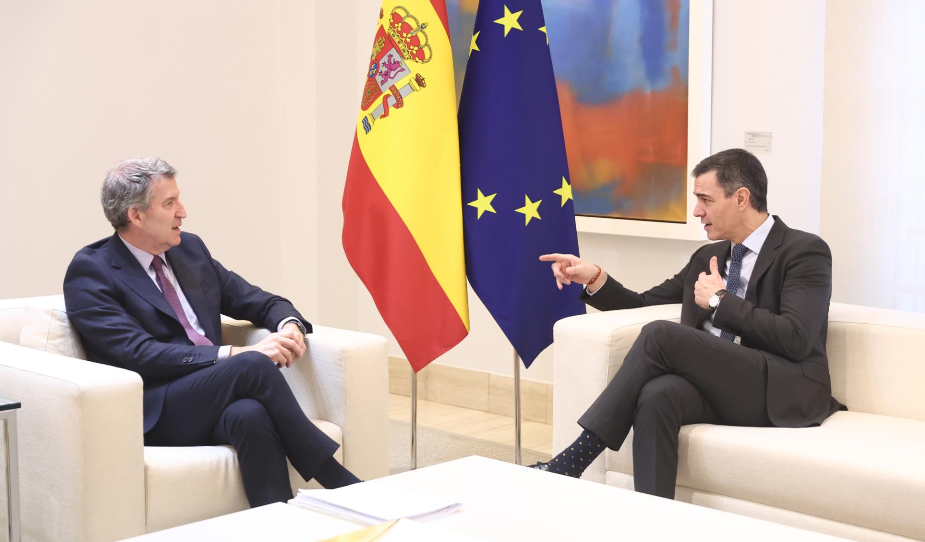 El presidente del Gobierno, Pedro Sánchez (d), recibe al presidente del Partido Popular, Alberto Núñez Feijóo (i), en el Palacio de la Moncloa