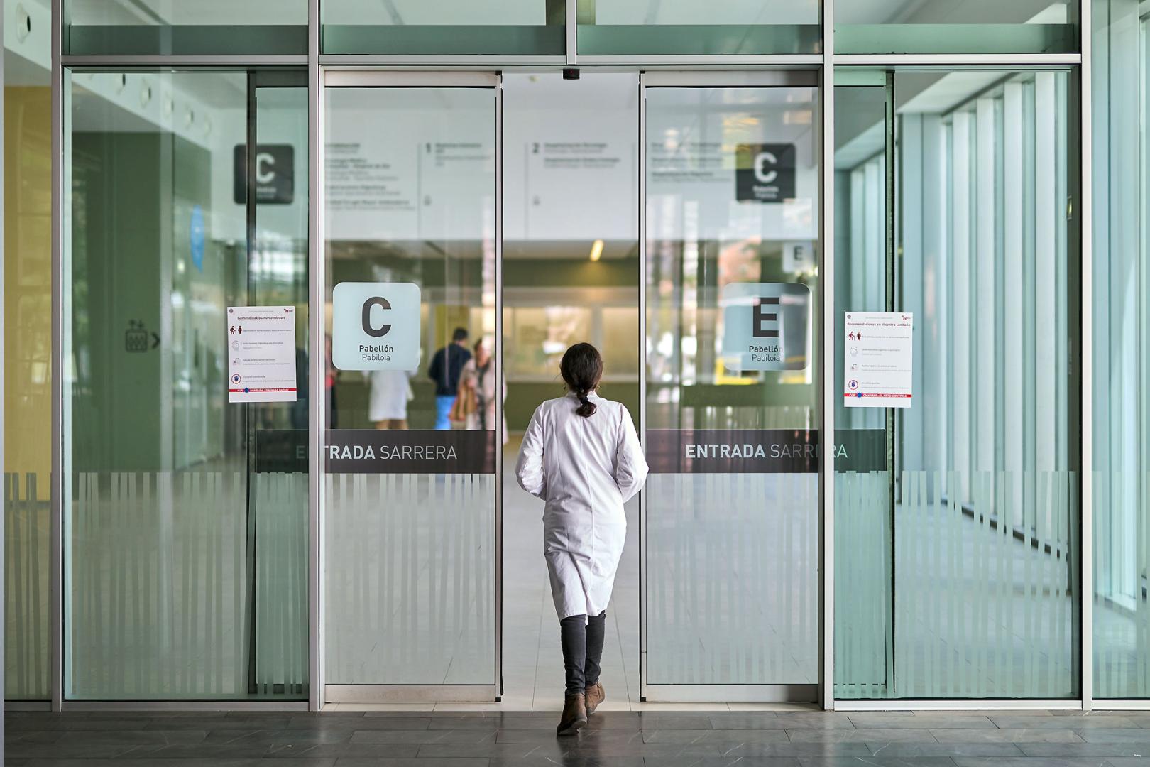 Una sanitaria accede al pabellón C del Hospital Universitario de Navarra