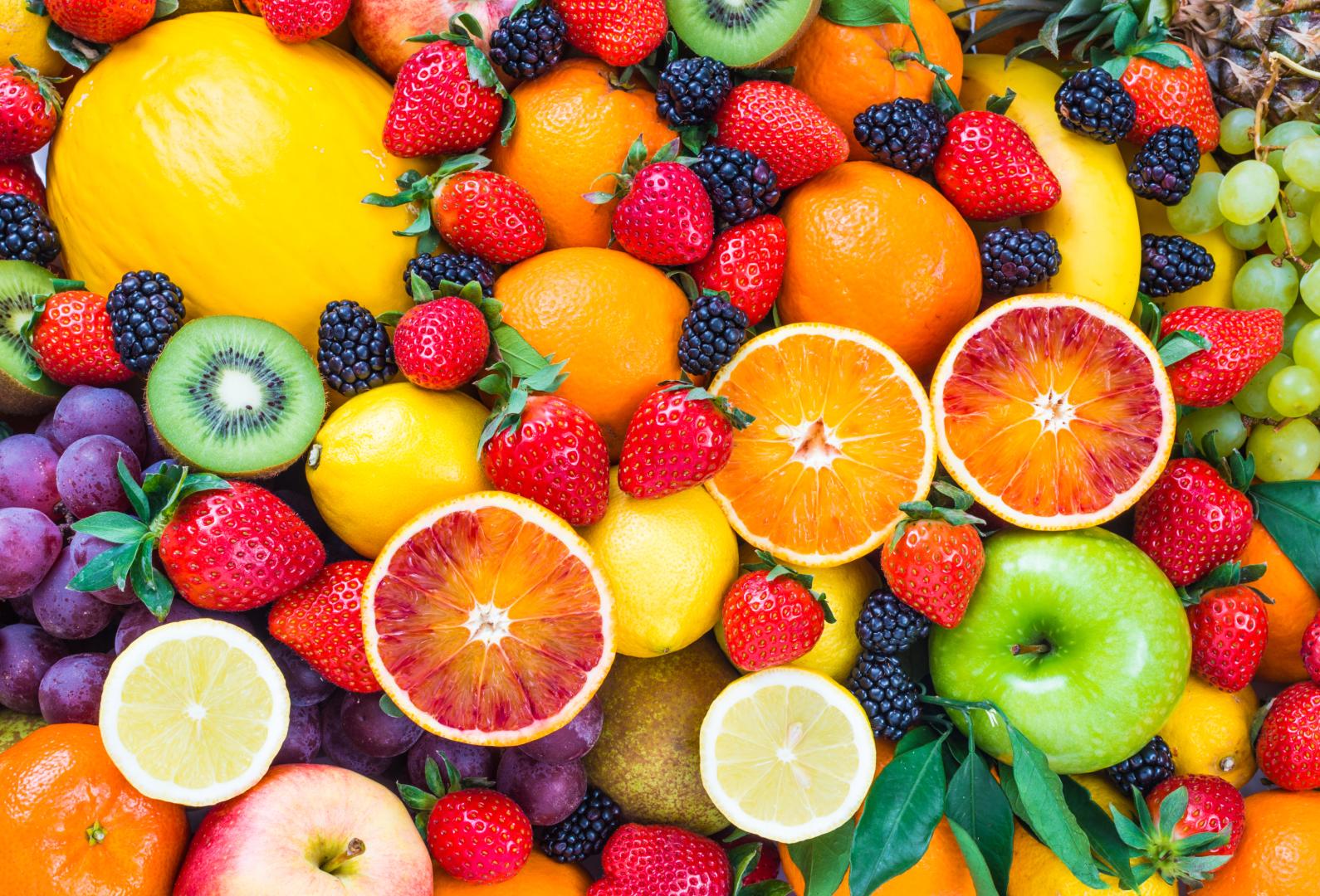 La mejor forma de comer la fruta es cruda, con piel y bien lavada