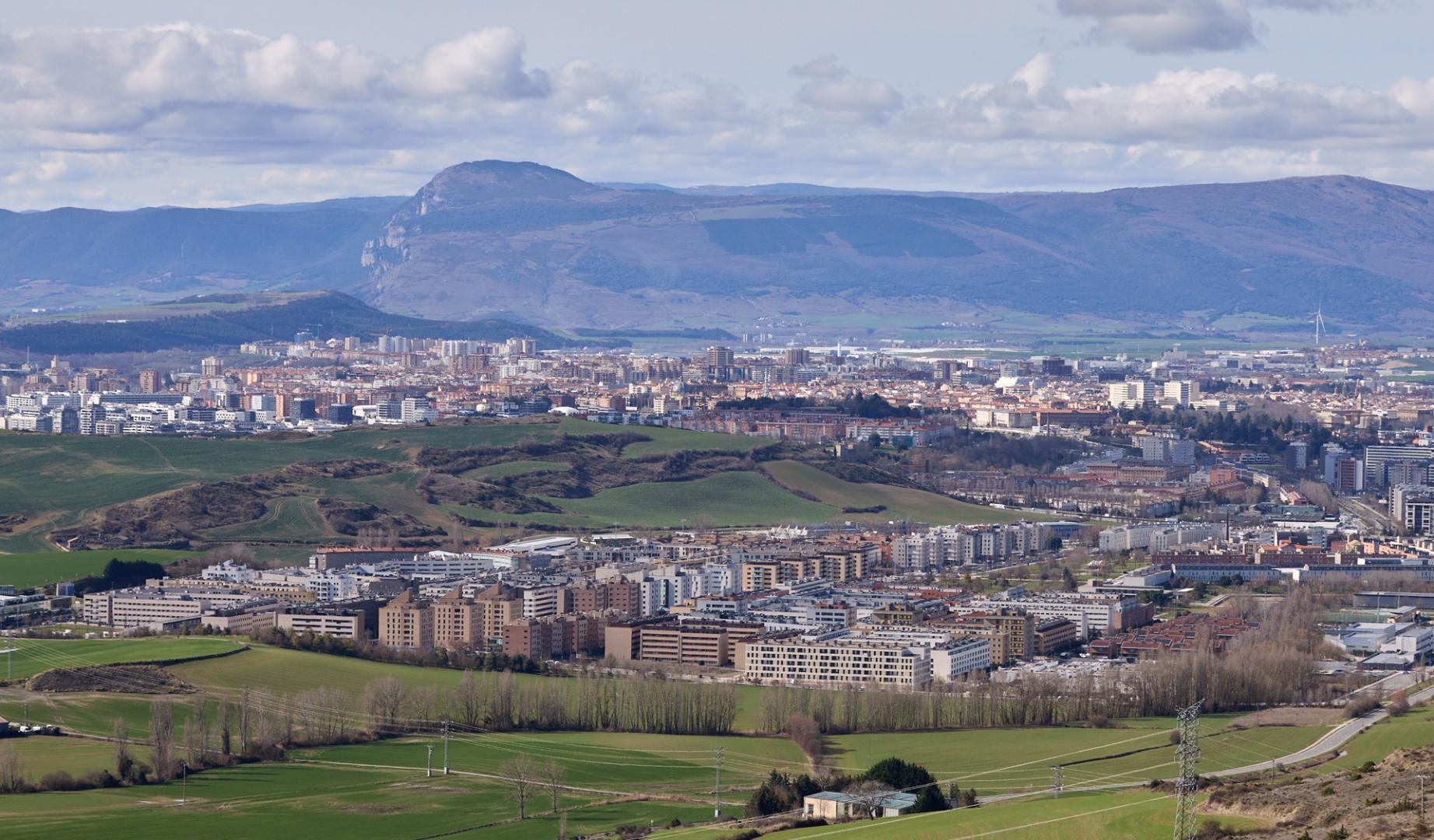 Vista de Sarriguren, con Pamplona al fondo, tomada desde Ardanaz de Egüés