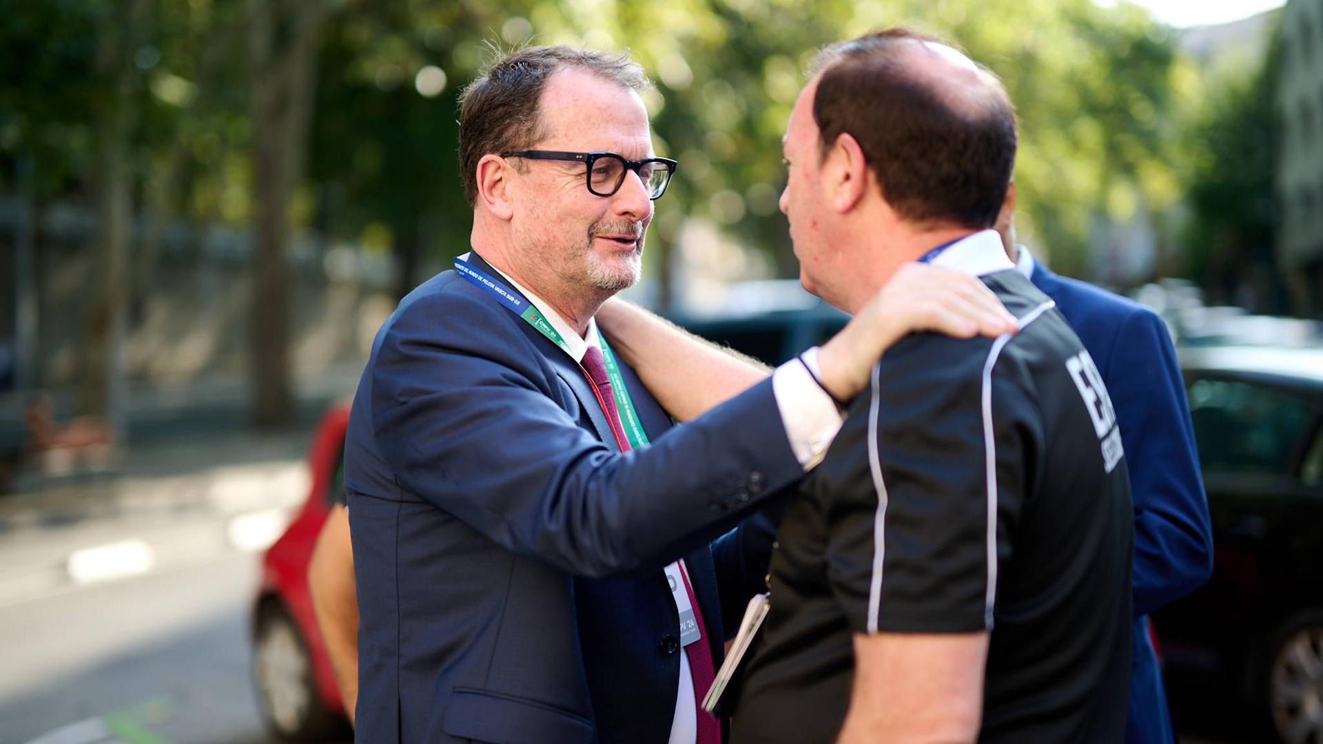 Xavier Cazaubon se saluda con el seleccionador nacional Seve Arcelus en su visita al Mundial Sub-22 de Pamplona