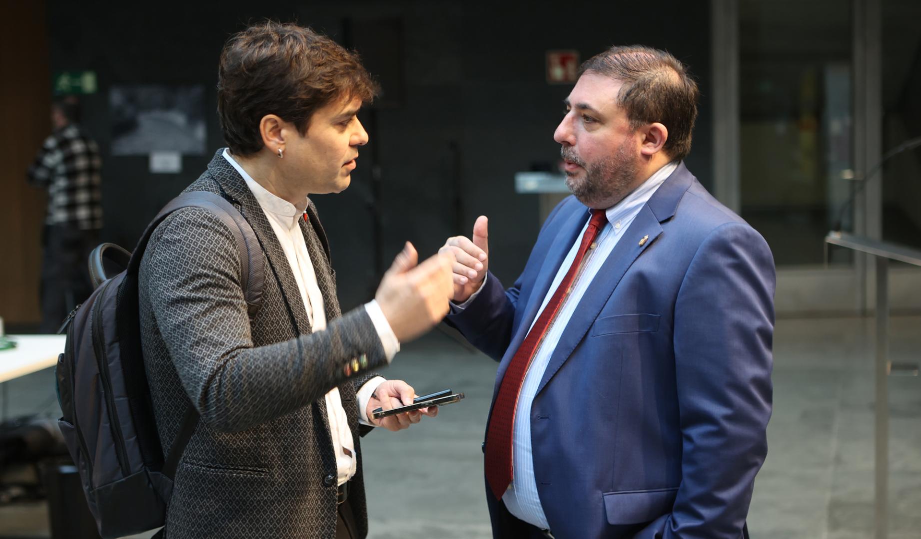 Pablo Azcona, portavoz de Geroa Bai, habla con el presidente de la Cámara y del PNV, Unai Hualde