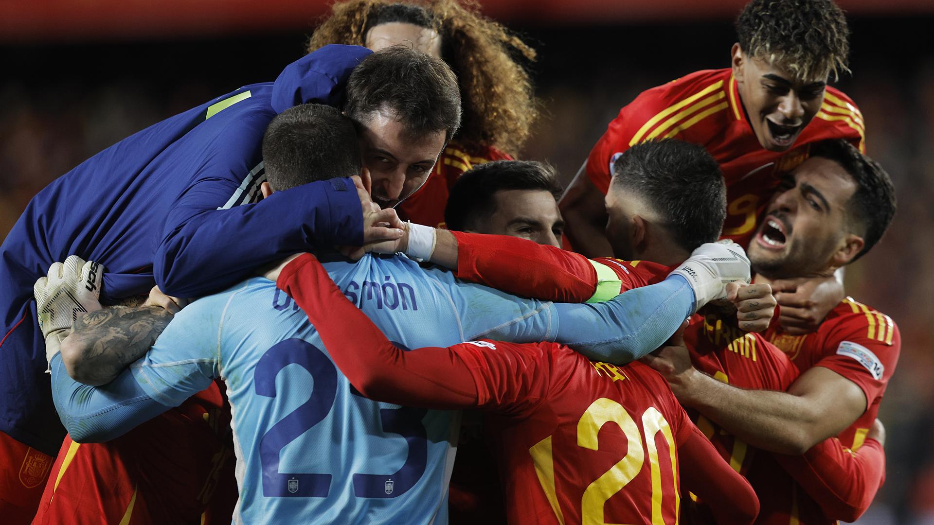Los jugadores de España celebran con Unai Simón el pase a la Final a Cuatro de la Liga de las Naciones /
