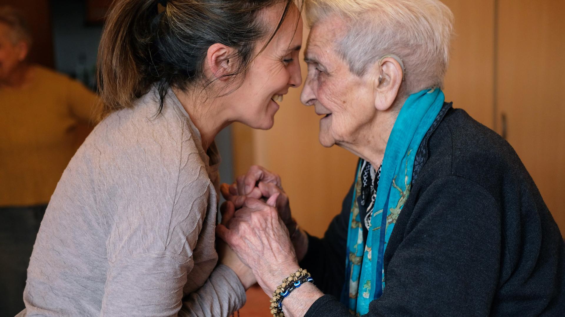 Benita Melero, de 101 años, y su nieta Sonia, de 48, a mediados de mes en su casa de Cascante,