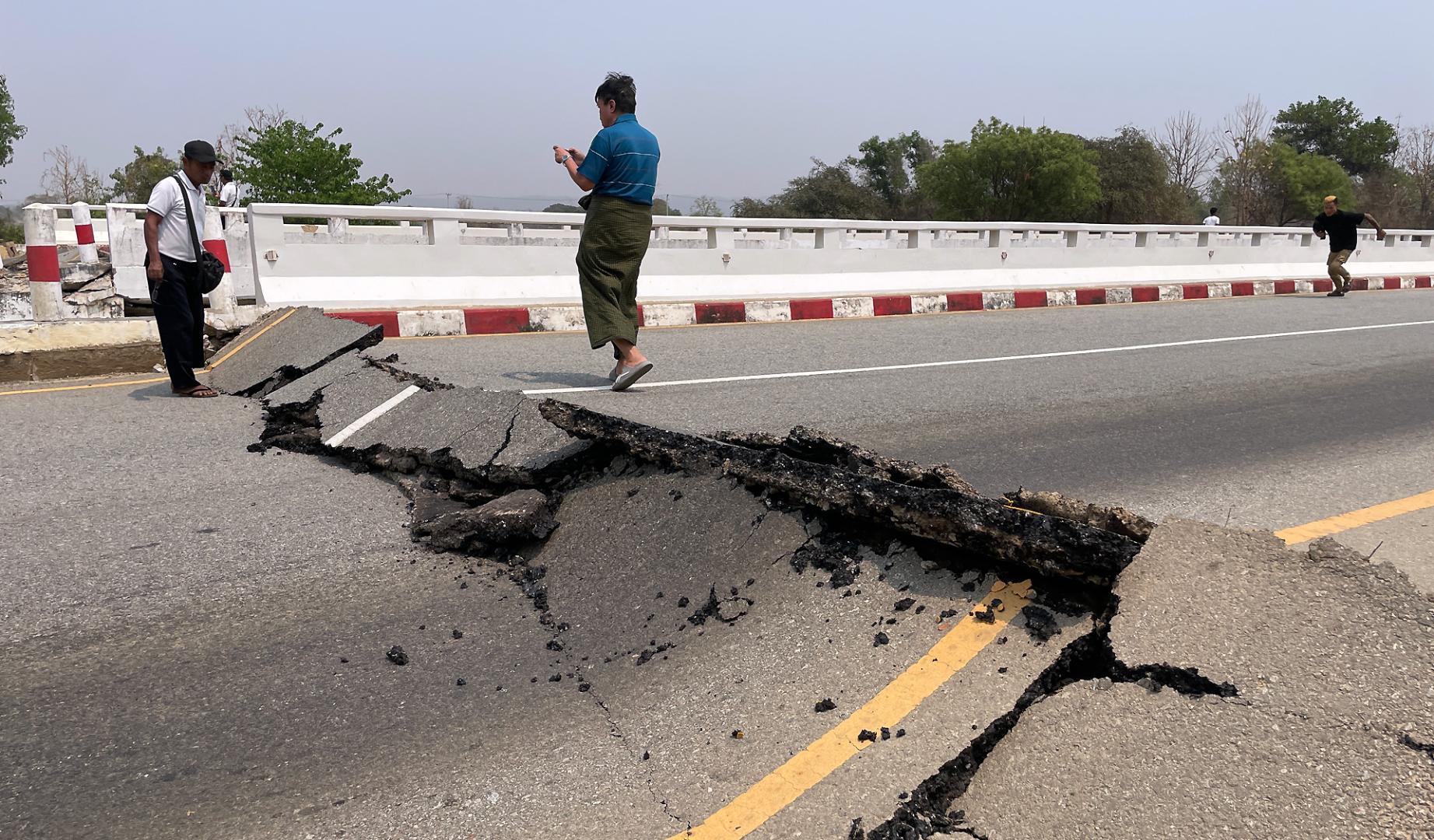 Puente dañado por el terremoto