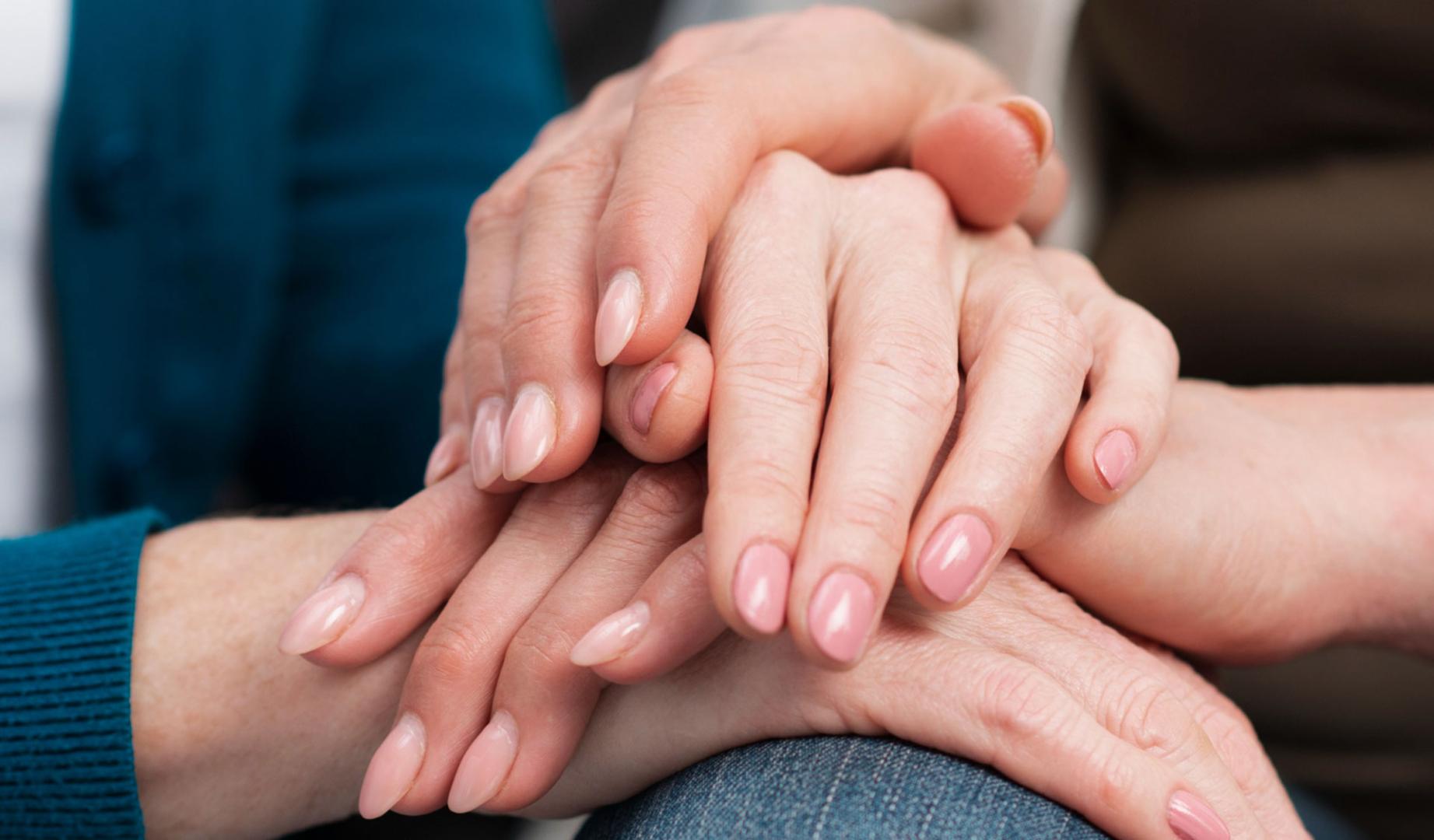 Imagen de unas manos de una ciudadora