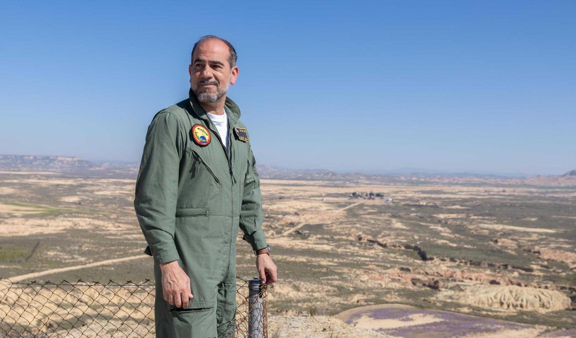 El Coronel Jefe del Acuartelamiento Aéreo de Bardenas Reales, José Manuel Bellido Laprada, con los terrenos que ocupa el polígono de tiro al fondo