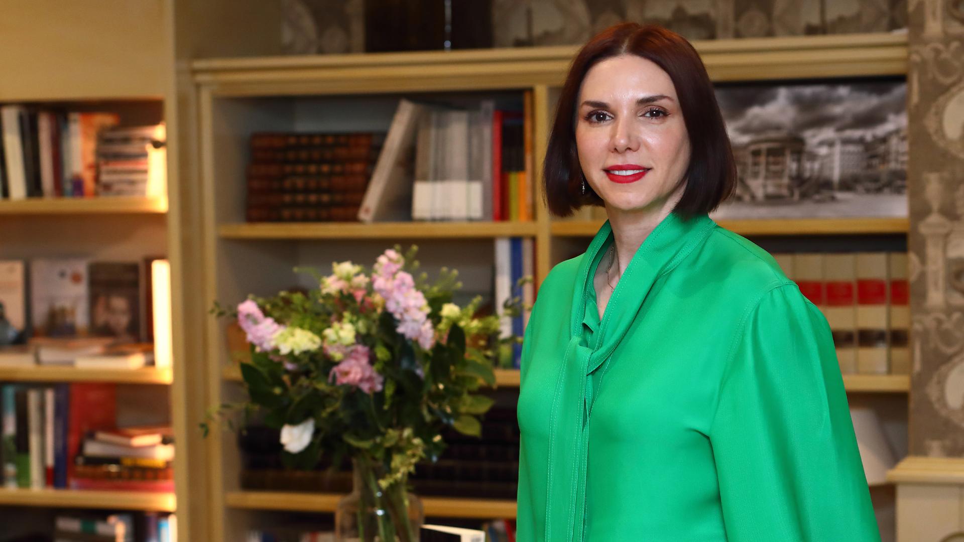 Catalina Guzmán Bremer, ayer, en la biblioteca del Hotel La Perla, donde presentó Bajo la sombra