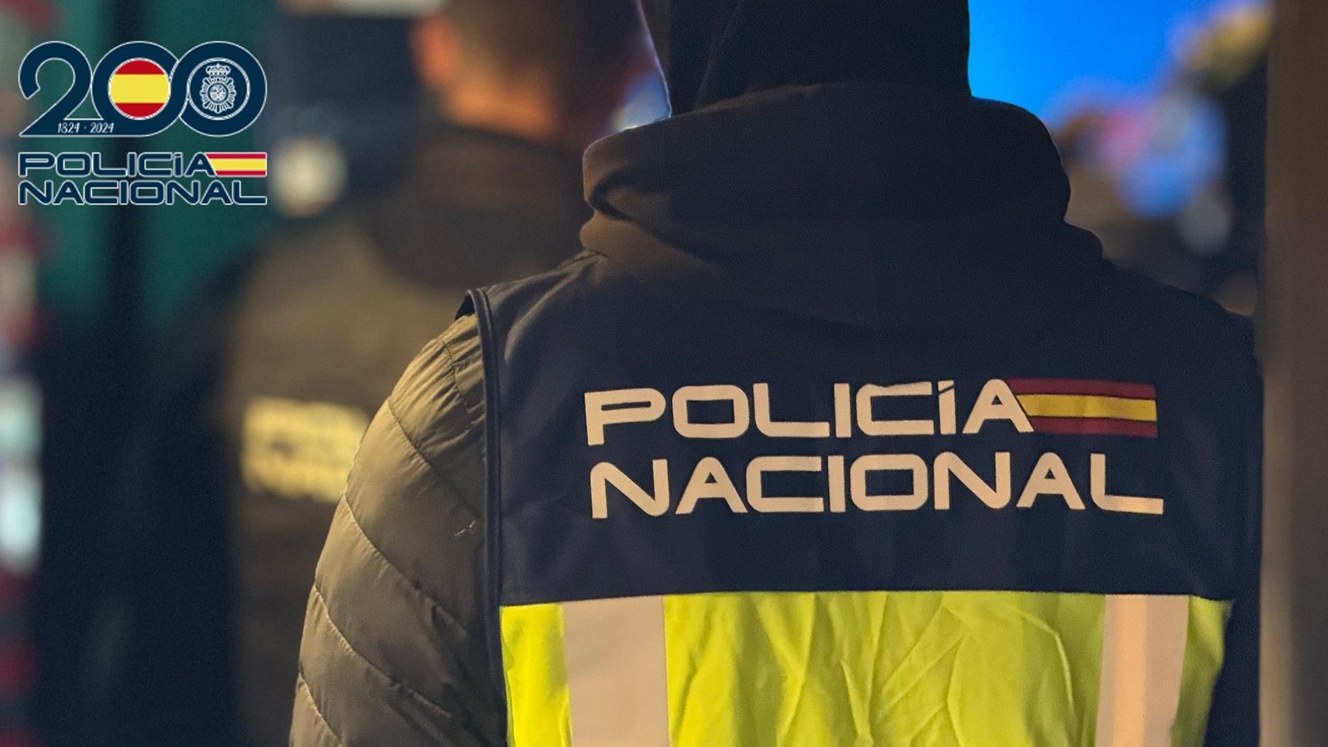 Un agente de la Policía Nacional cubierto con un pasamontañas /