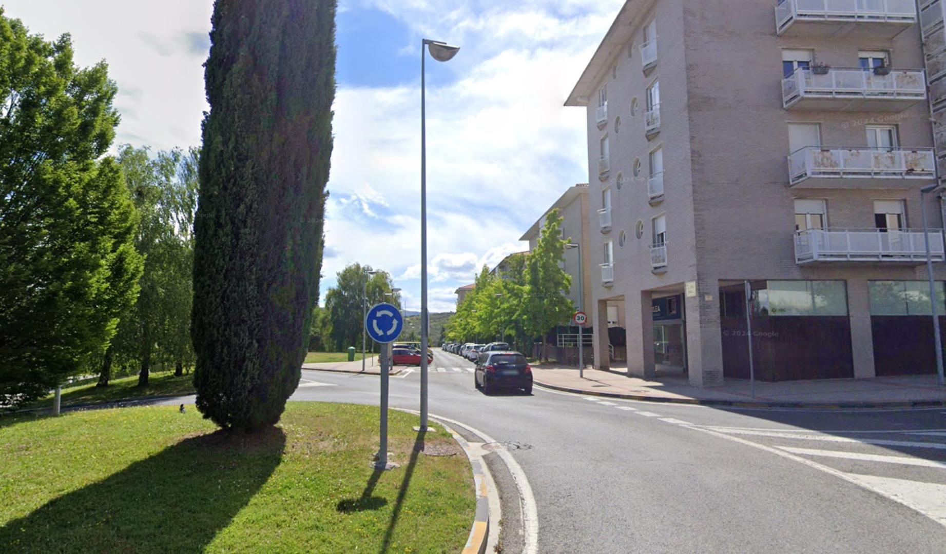 Rotonda de acceso a la calle la Ermita desde la carretera de Badostáin