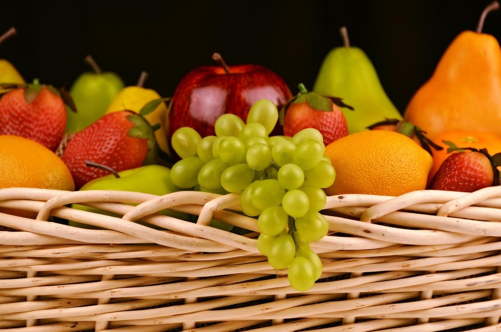 Una cesta con frutas