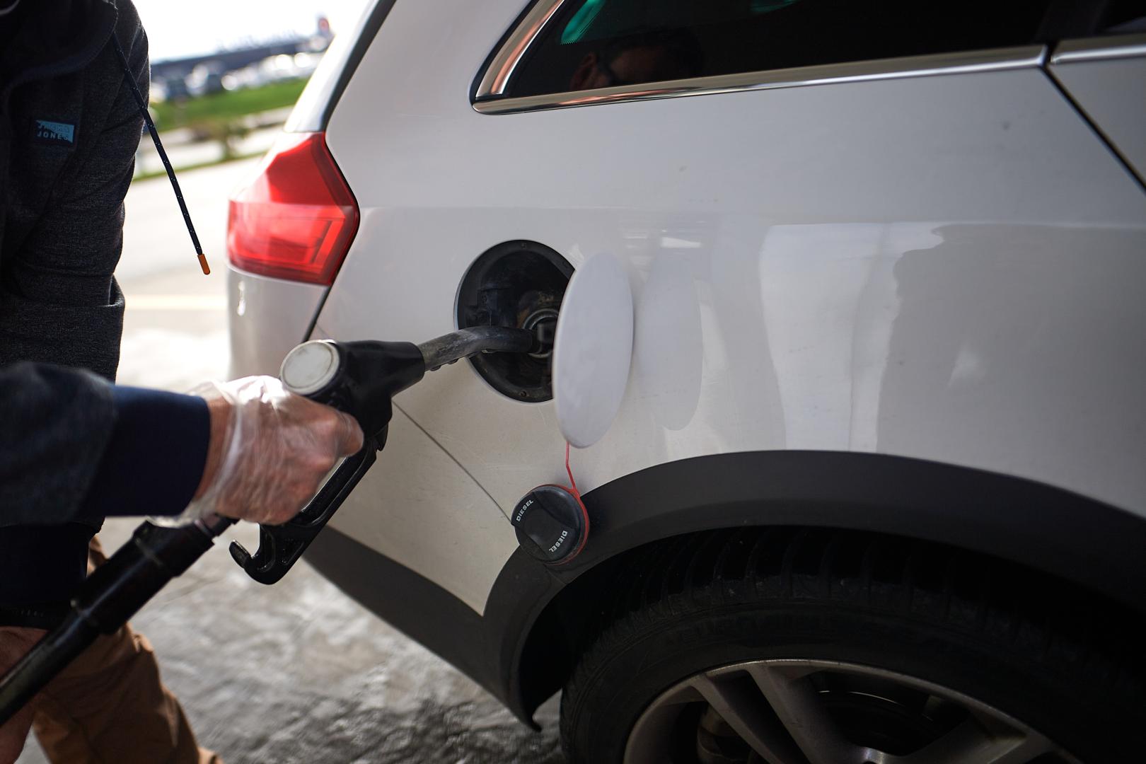 Un usuario rellena su depósito en la gasolinera de E.Lecrerc en la Morea