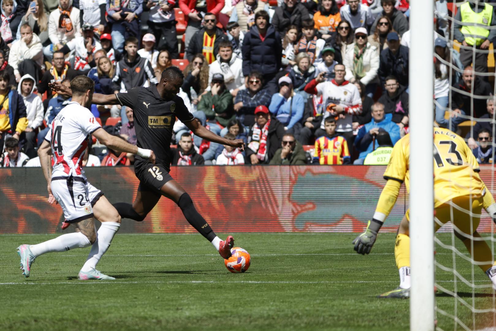 El jugador del Valencia CF Umar Sadiq (c) ante la portería de Augusto Batalla (d), del Rayo Vallecano, durante un partido de LaLiga EA Sports disputado este sábado