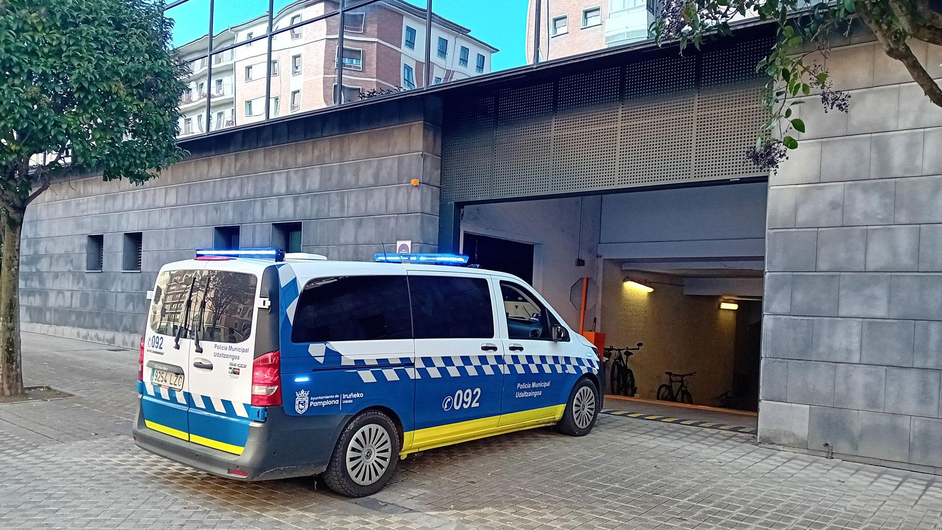 Vehículo de la Policía Municipal de Pamplona entrando en la Audiencia de Navarra