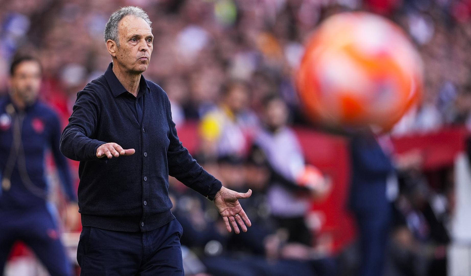 Joaquín Caparros dirige al Sevilla durante le choque contra el Alavés en el regreso al banquillo del conjunto andaluz /