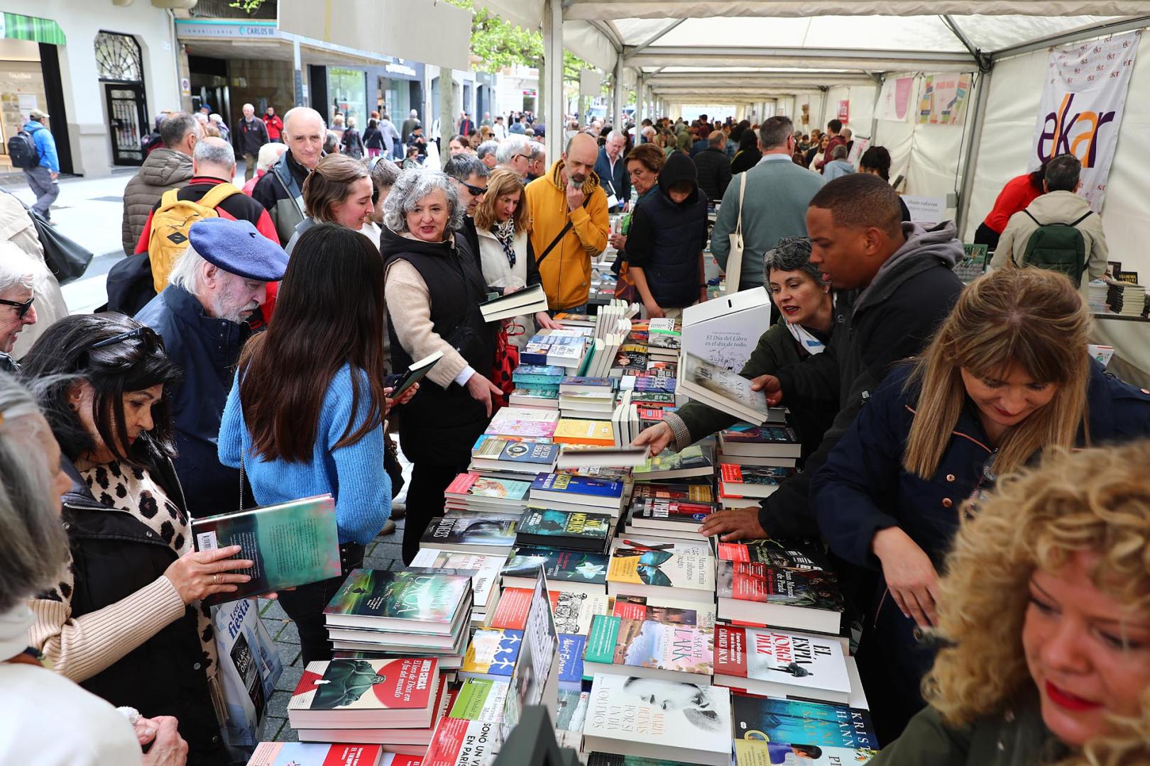 Stands en Carlos III de Pamplona con motivo del Día del Libro /