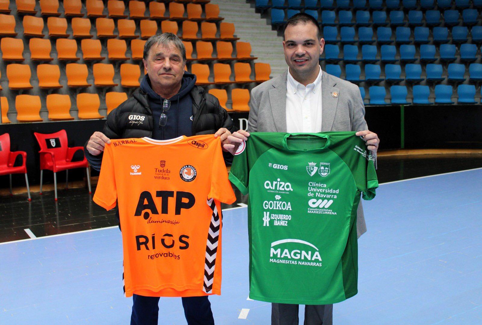 Los presidentes Tatono Arregui (Osasuna Magna) y Ramón Lázaro (ATP Ribera) se intercambiaron las camisetas