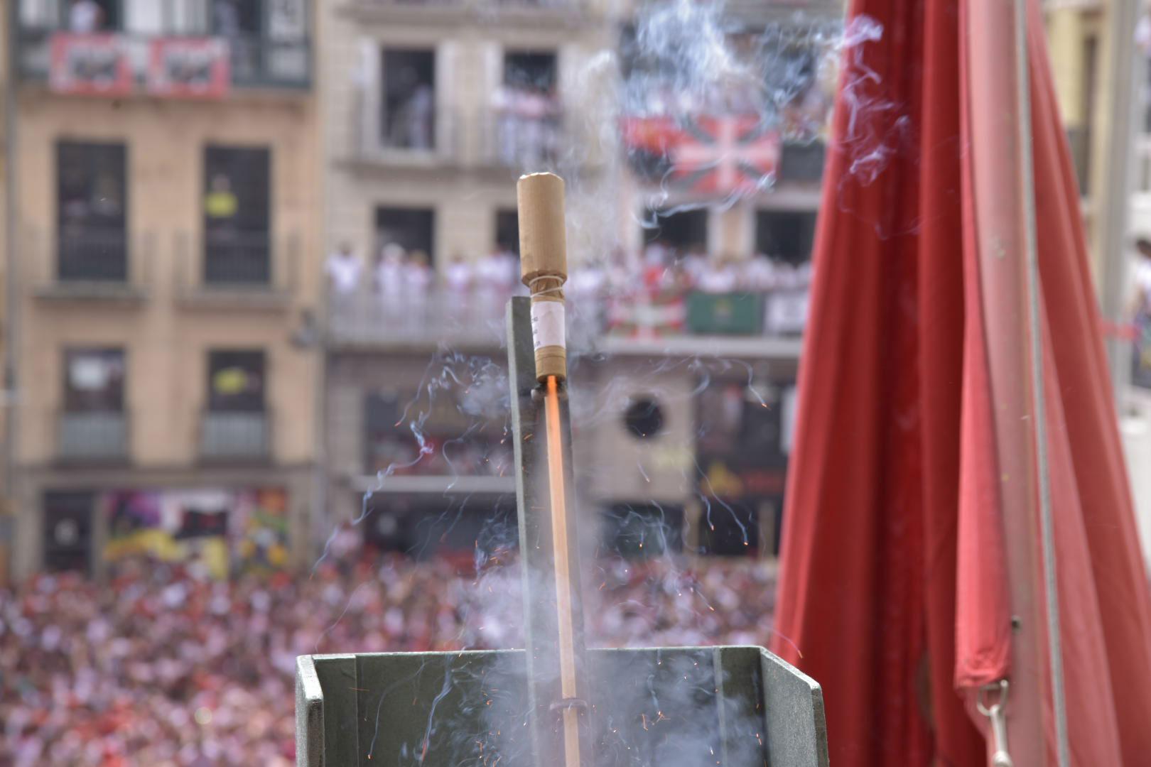 Imagen del cohete que se lanza en el chupinazo desde el balcón del Ayuntamiento de Pamplona
