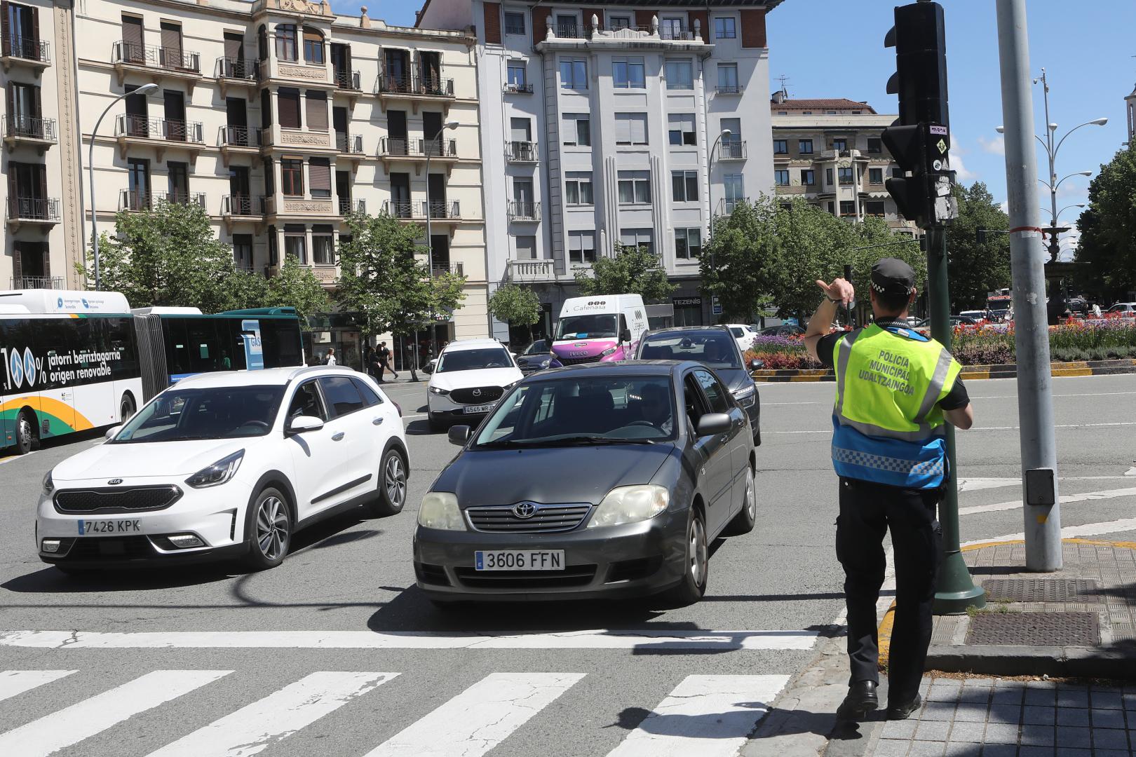 Un agente de la Policía Municipal ordena el tráfico en la plaza de Merindades de Pamplona, este 28 de abril.