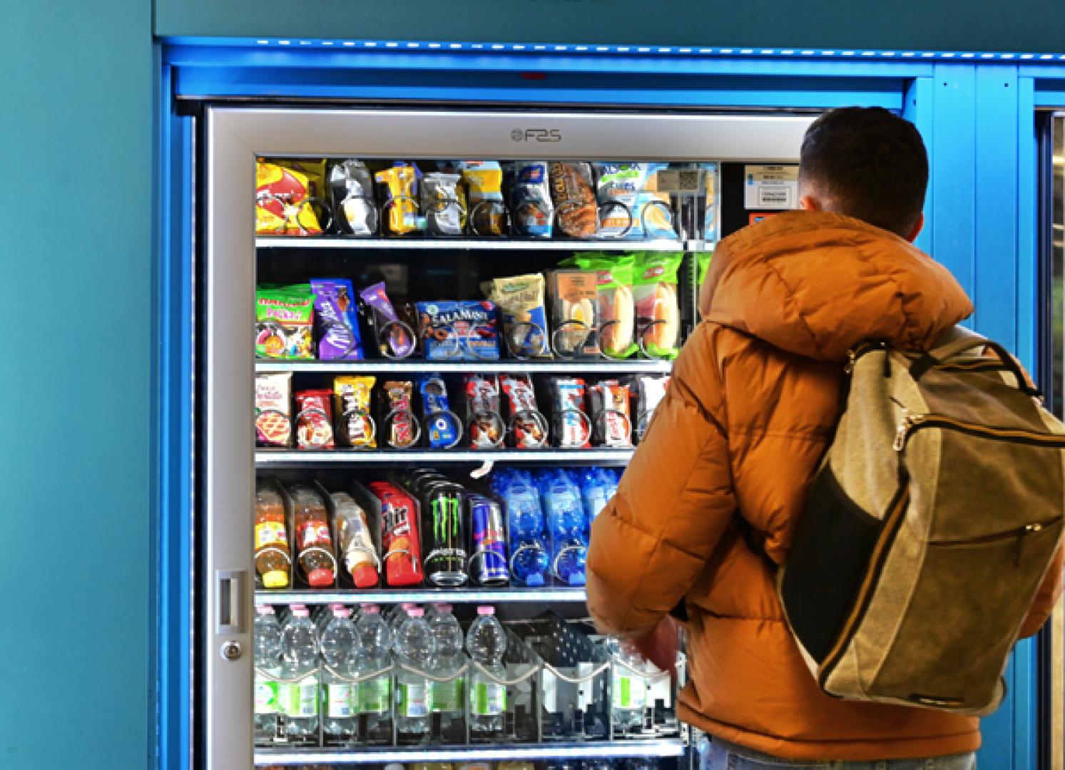 Imagen de archivo de una máquina de vending en un colegio