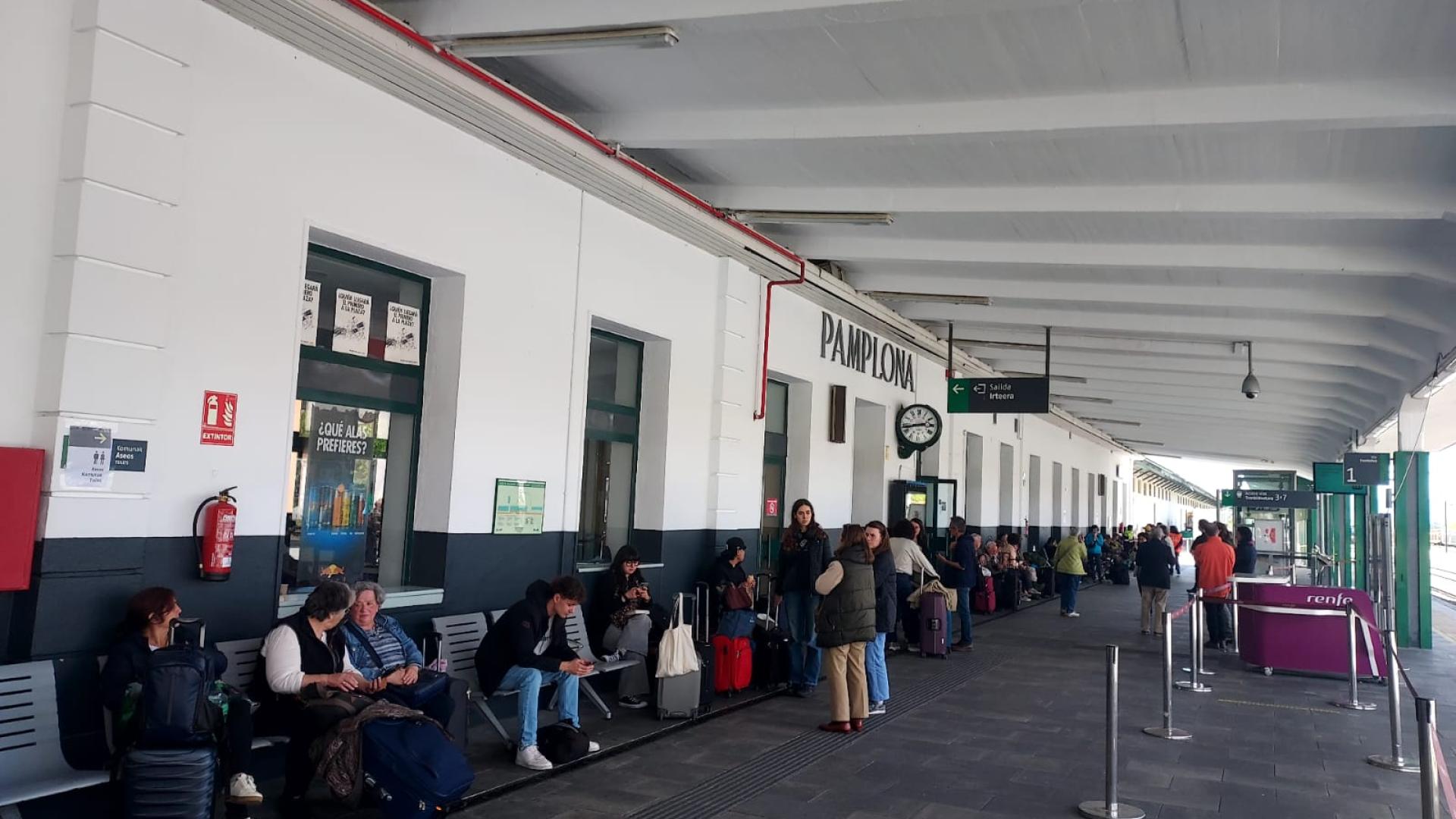 Gente en la estación de Renfe de Pamplona, donde ha sido paralizado el tráfico ferroviario