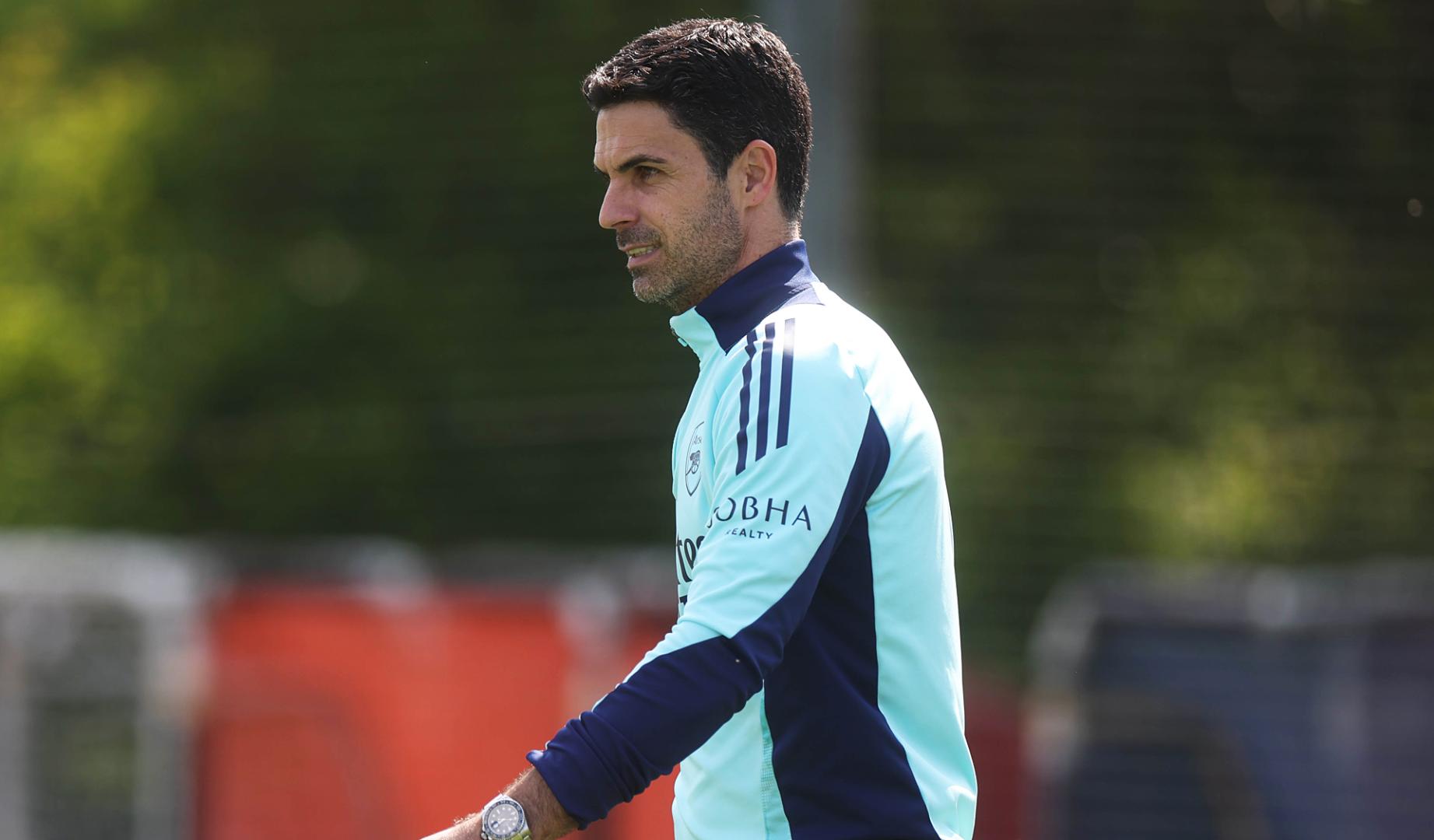 El técnico del Arsenal, Mikel Arteta, dirige el entrenamiento del Arsenal de este lunes, 28 de abril /