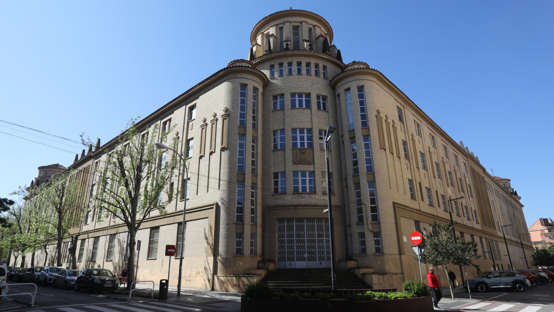 La entrada principal del antiguo colegio de Maristas de Pamplona