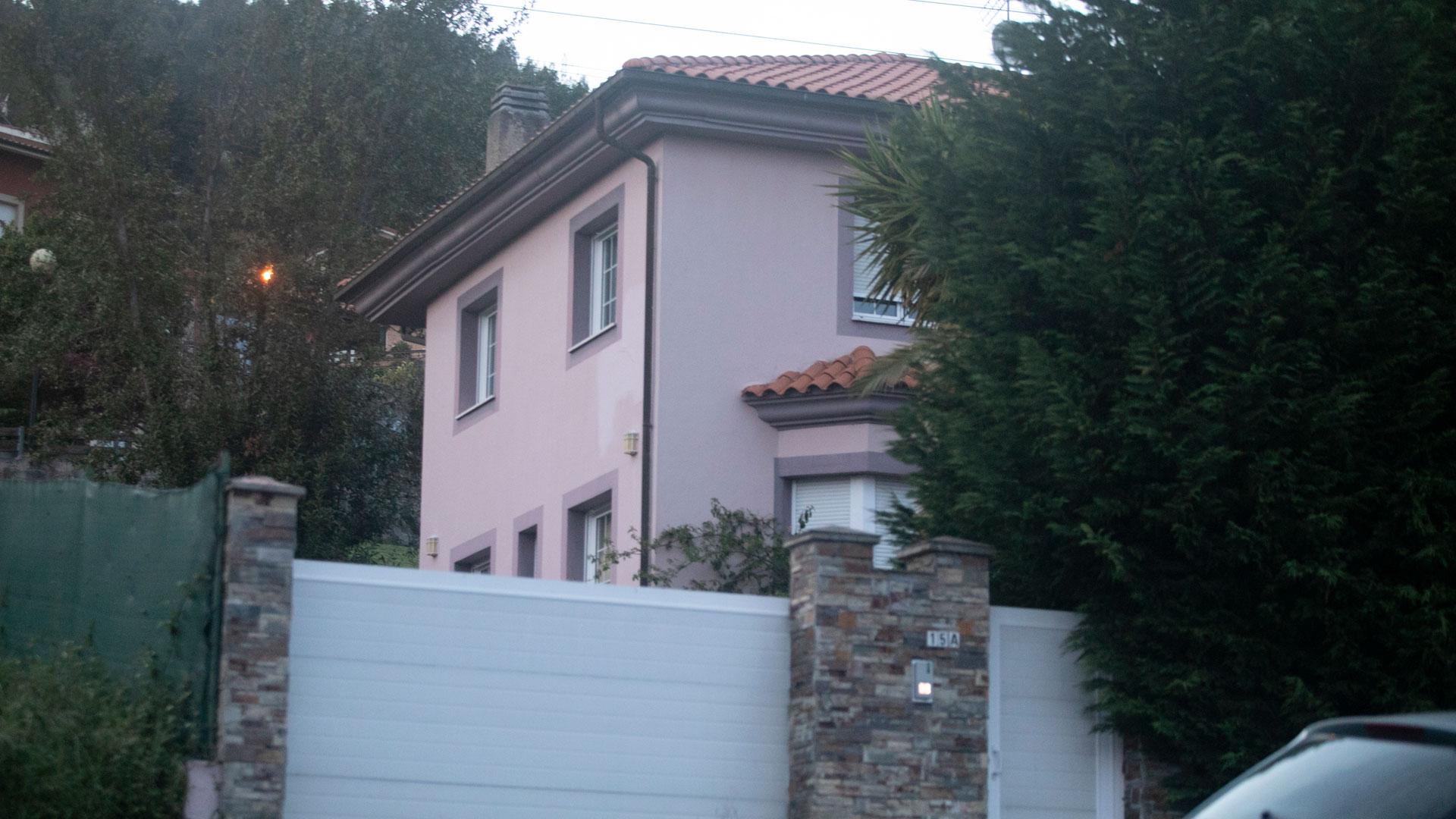Vivienda en la que un matrimonio ha sido detenido por encerrar en condiciones insalubres a sus tres hijos, dos gemelos de 8 años y otro hermano de 10 años