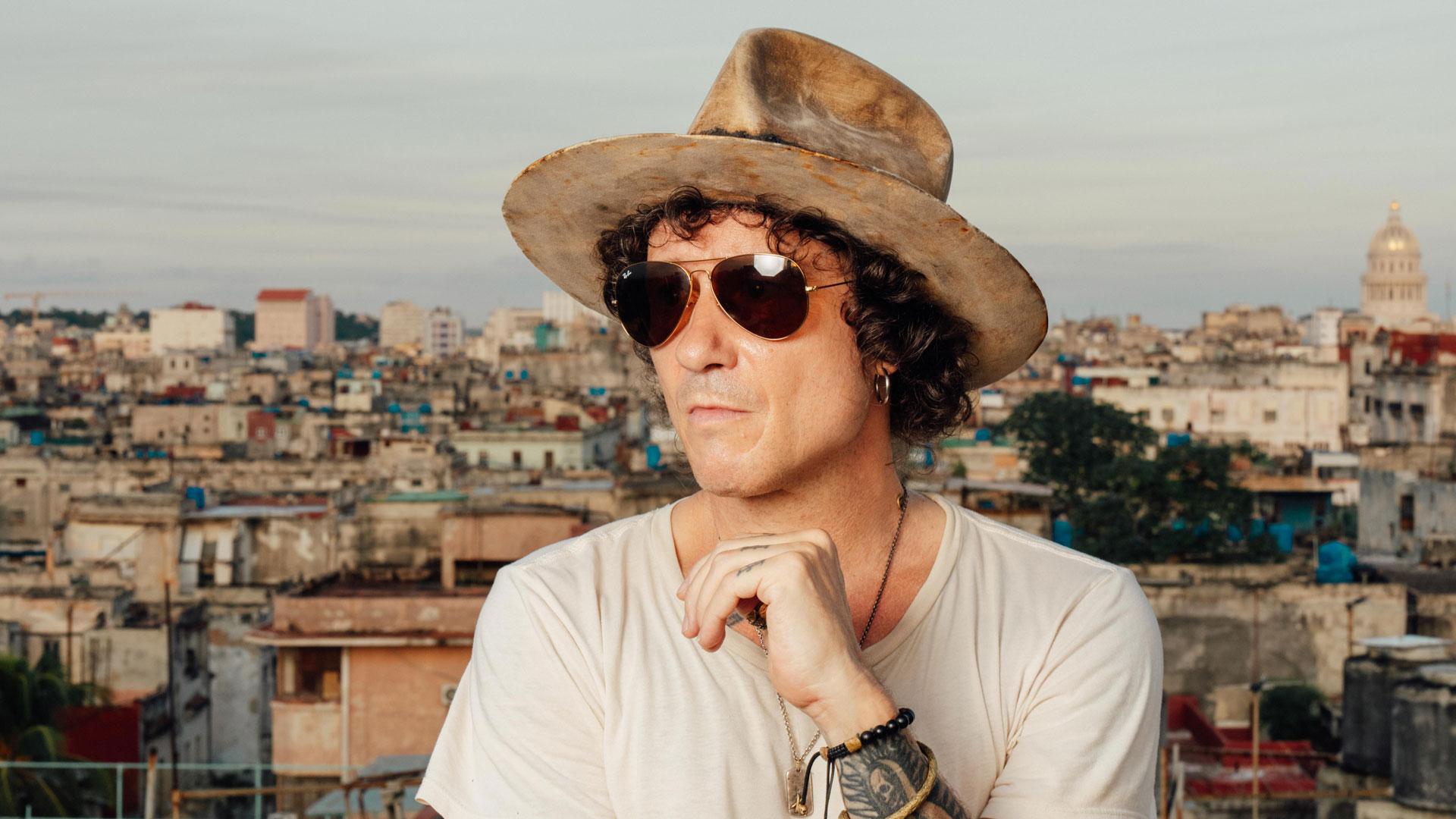 El cantante Enrique Bunbury afirma que llega un punto en la vida de un músico, "cuando te quedan más discos por delante que por detrás", que se afina el tiro respecto a qué proyectos emprender de lo que se ha dejado en el tintero