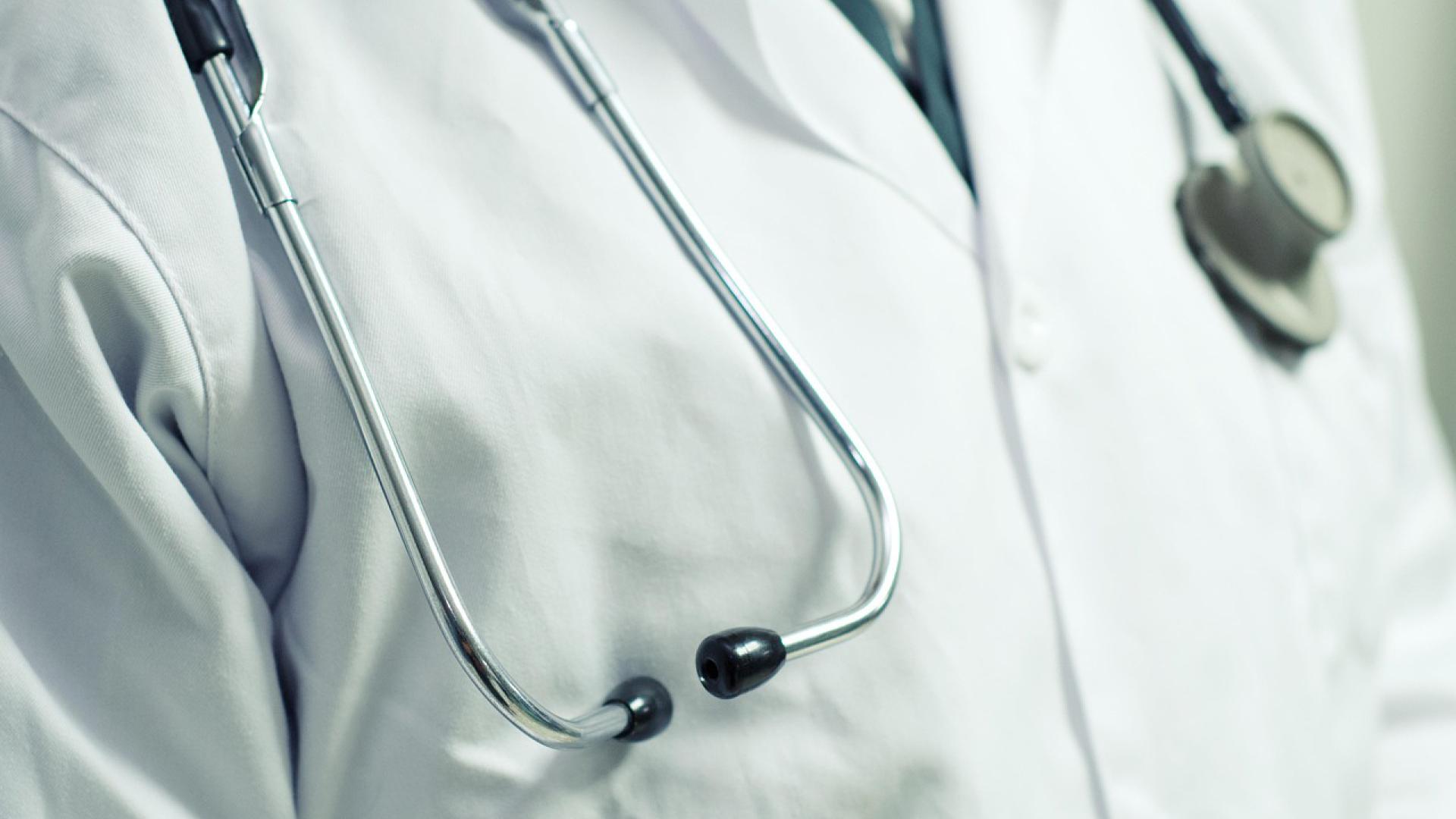 Imagen de un médico con un estetoscopio